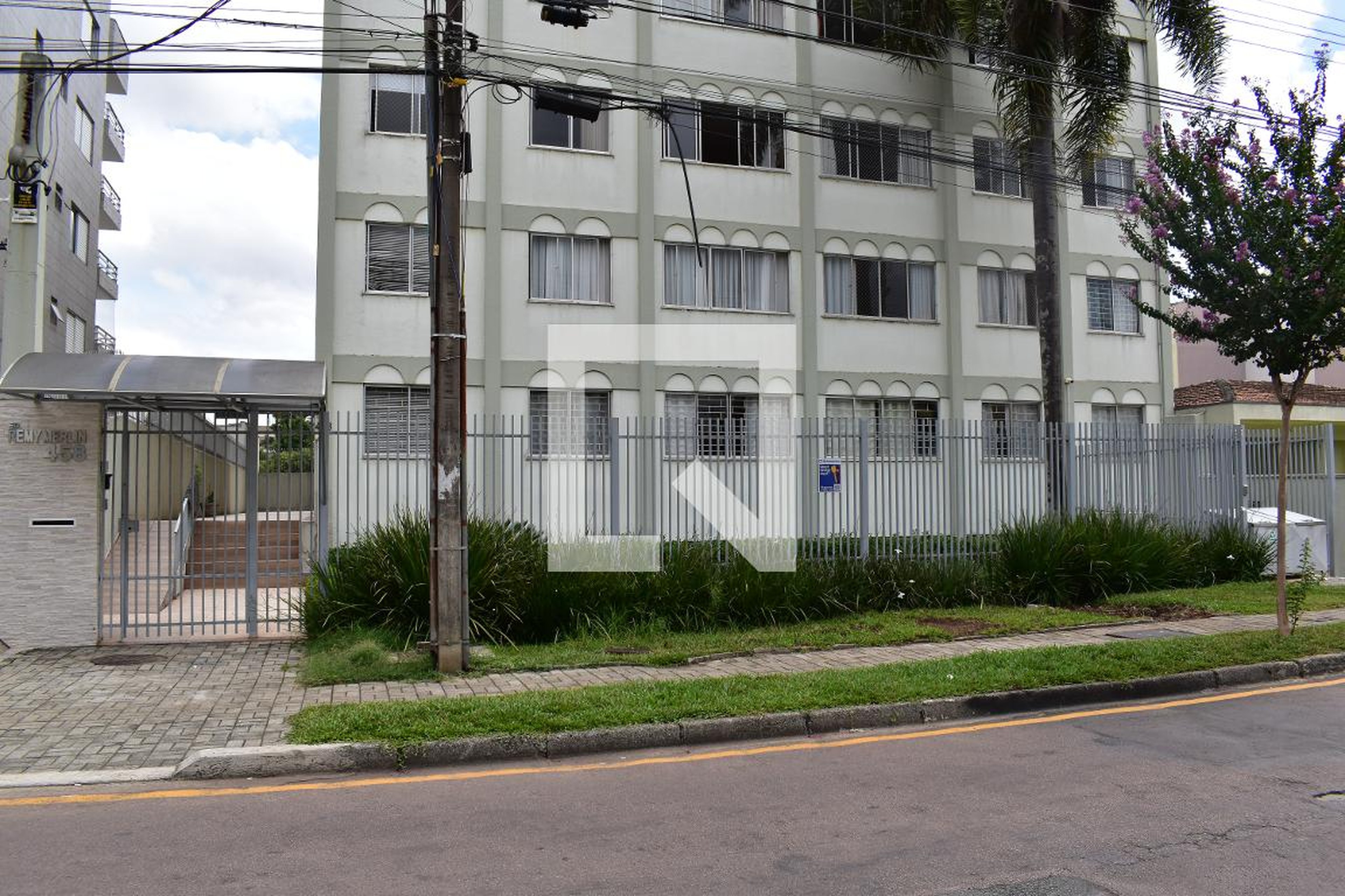 Fachada do condomínio Edifício Reny Merlin