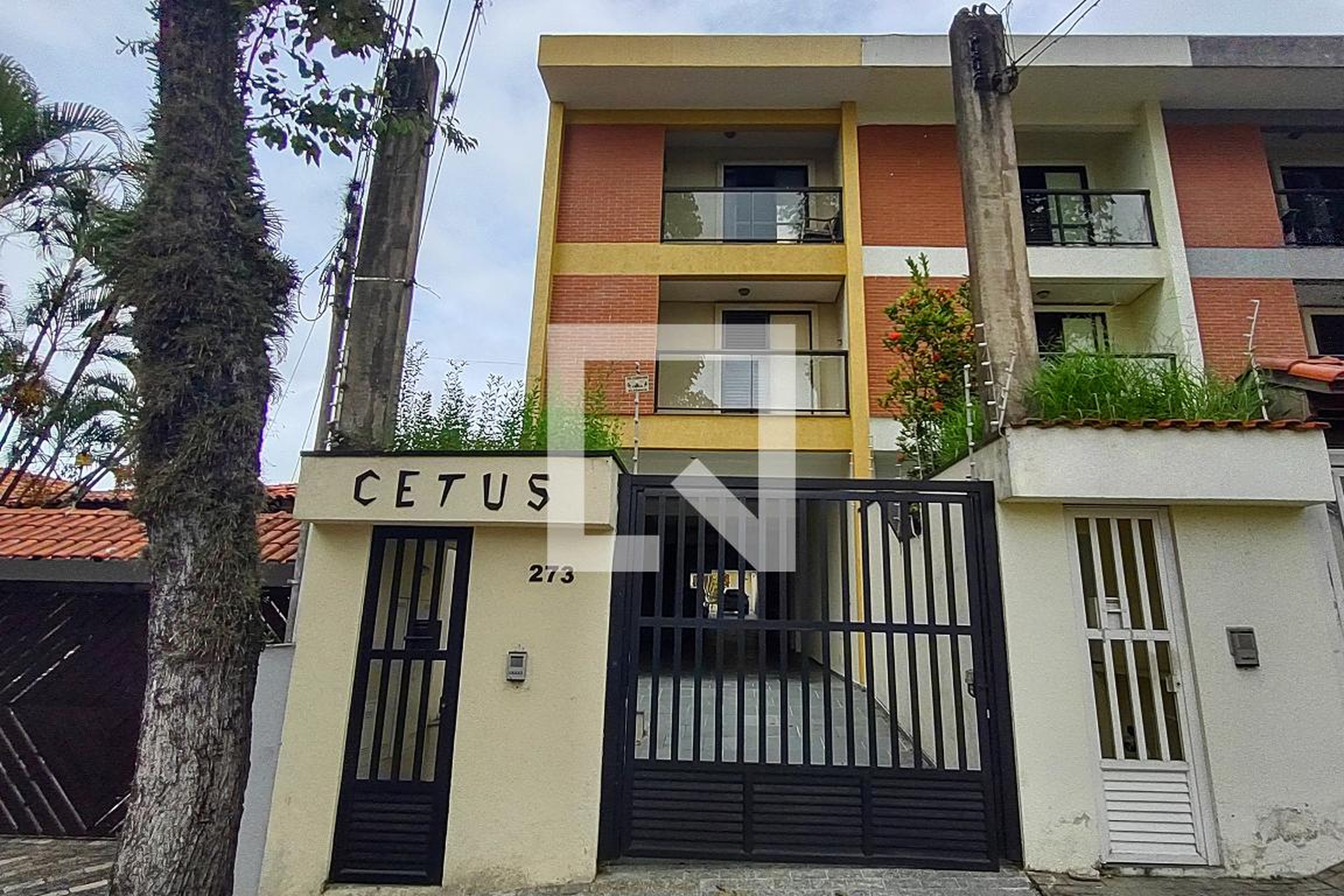 Fachada Condomínio em Rua Abernesia, 273