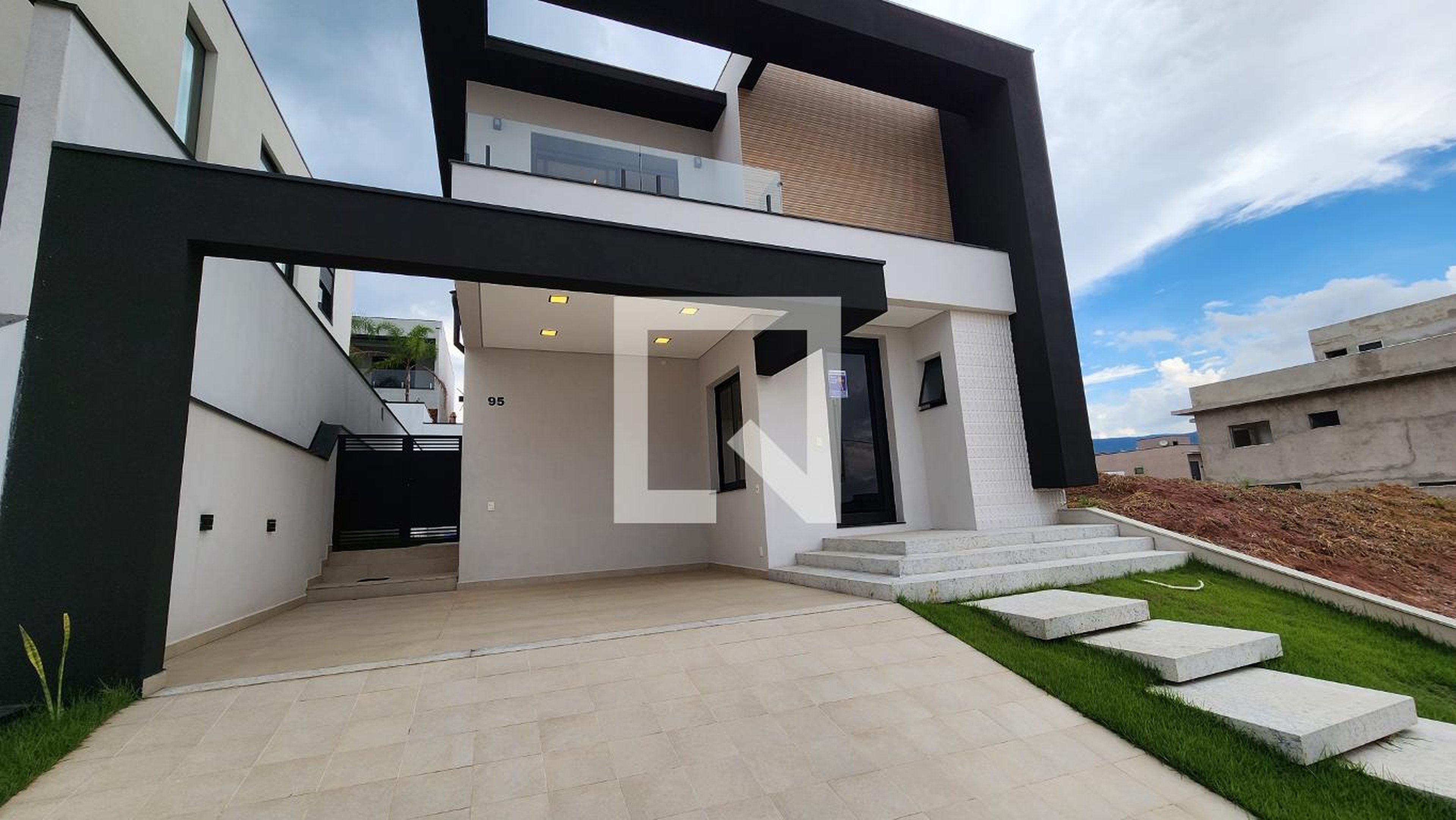 Fachada Condomínio em Rua Raimundo Fermino, 95