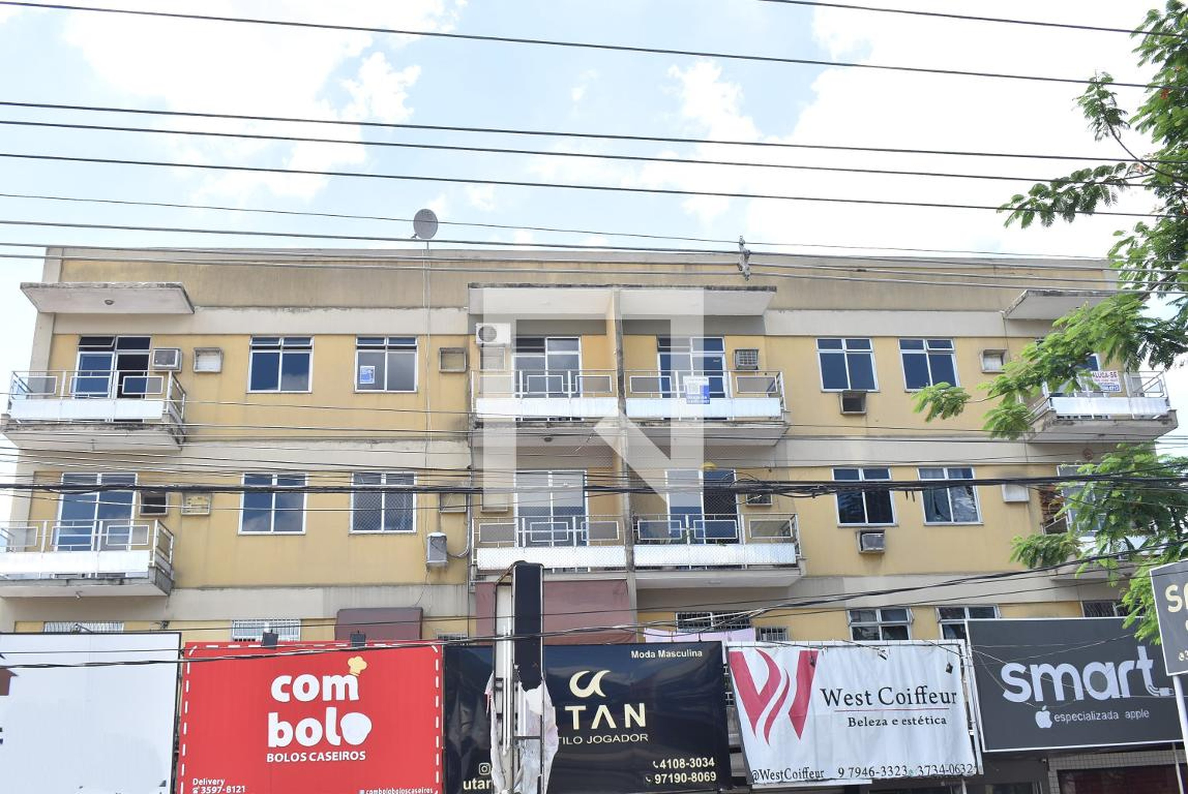 Fachada do Prédio Condomínio em Estrada do Monteiro, 459