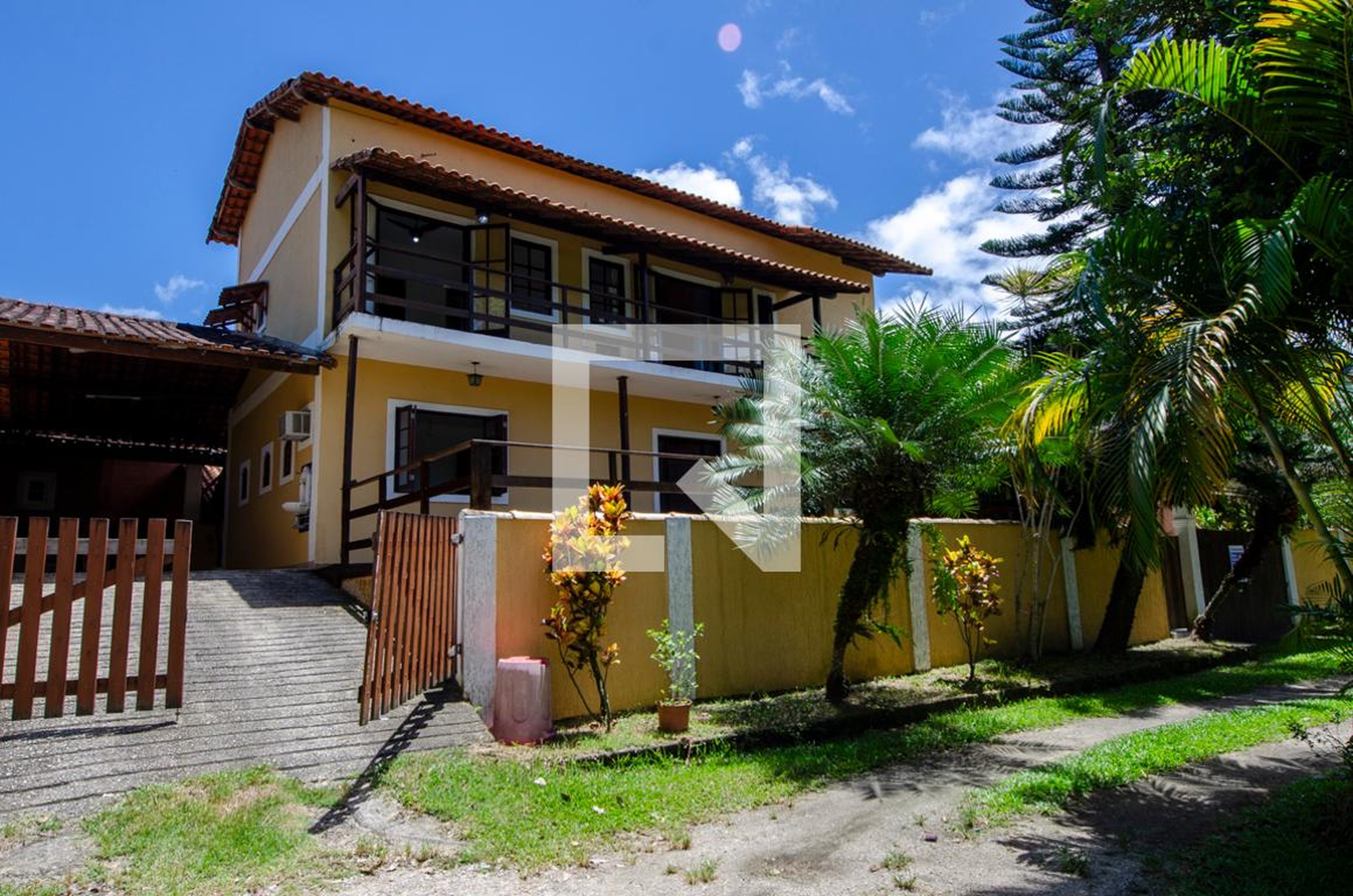 Fachada Condomínio em Rua Santa América, 727