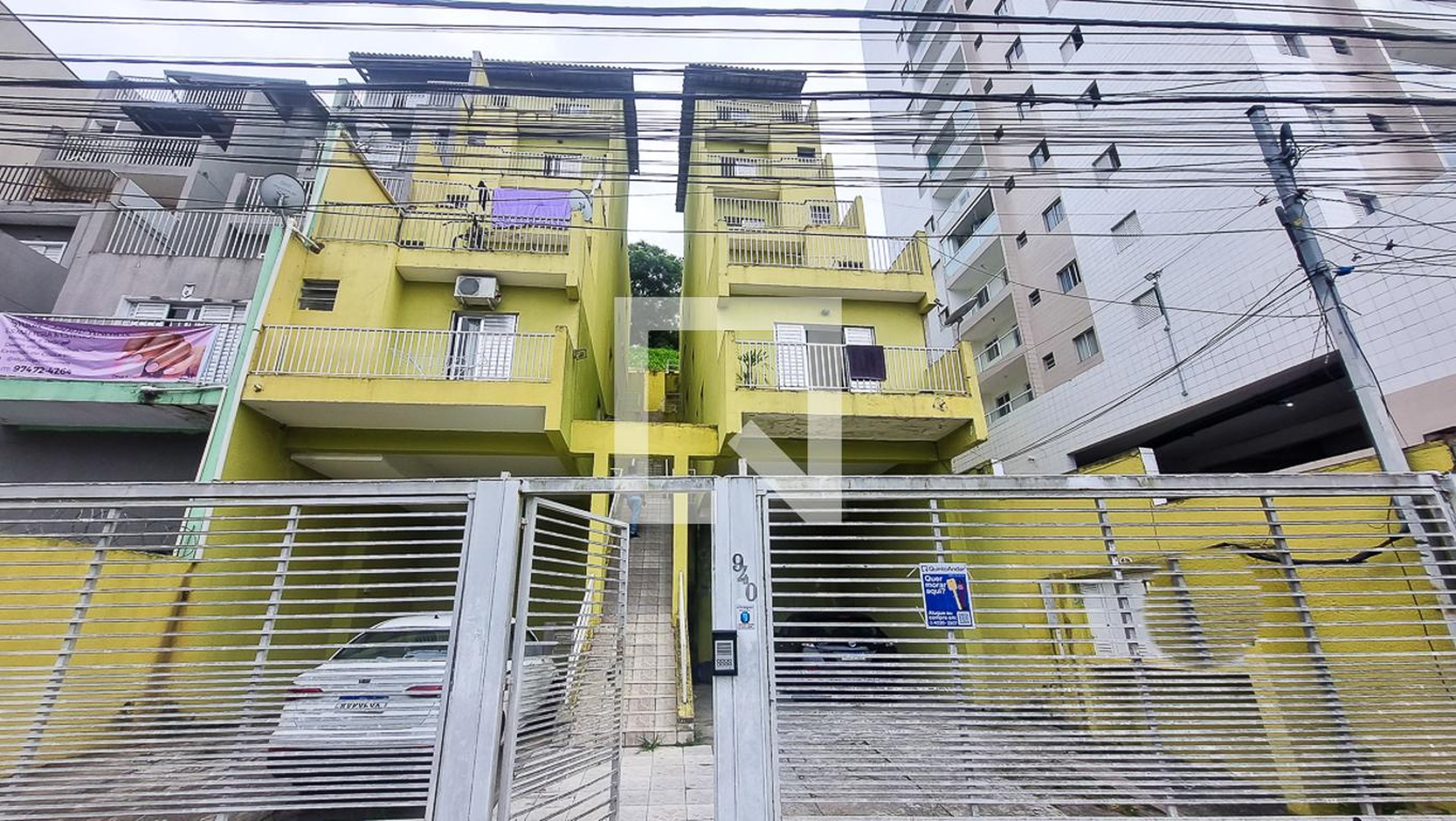 Fachada Condomínio em Rua das Camélias, 940