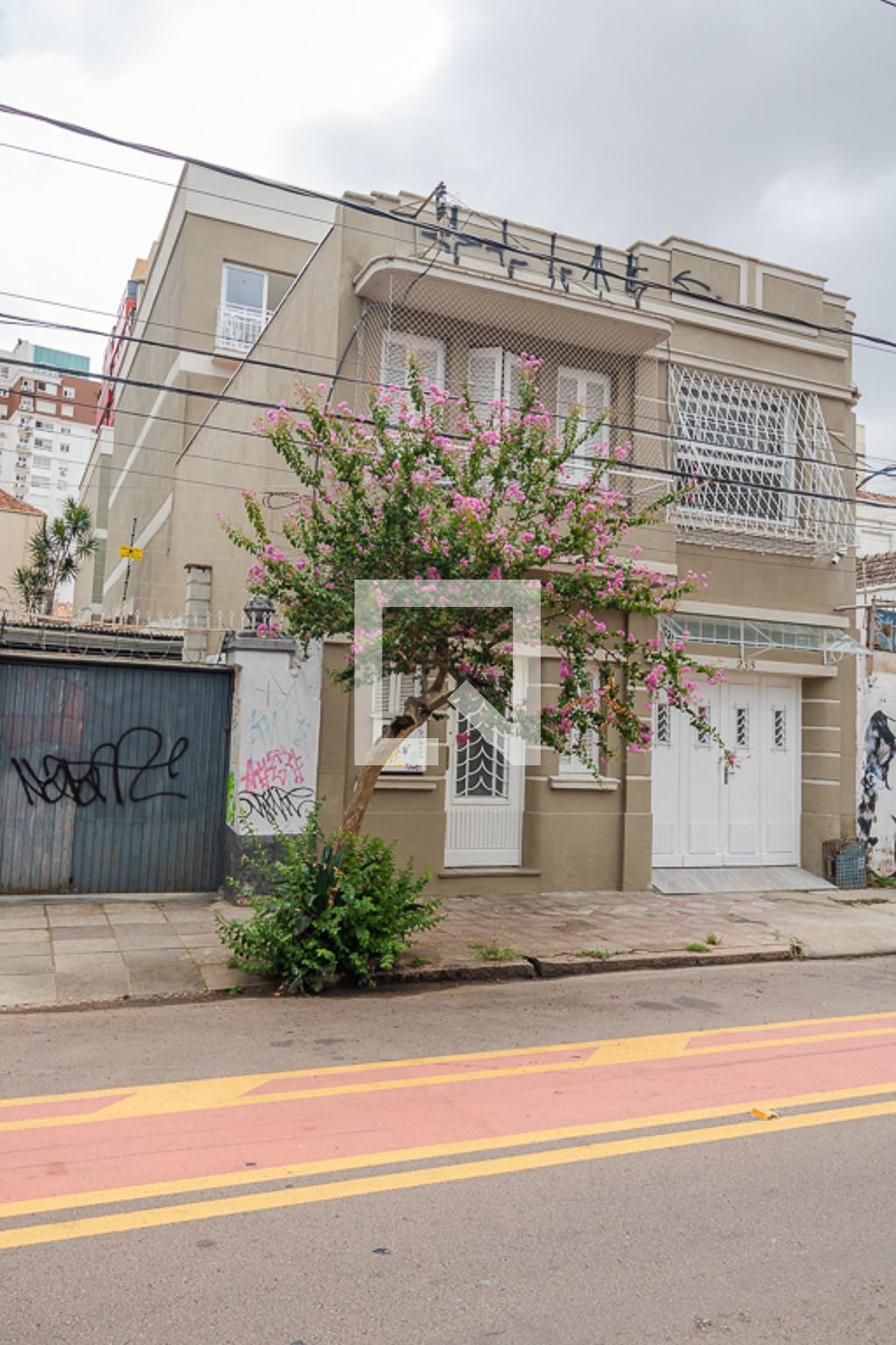 Fachada Condomínio em Rua Lopo Gonçalves, 235