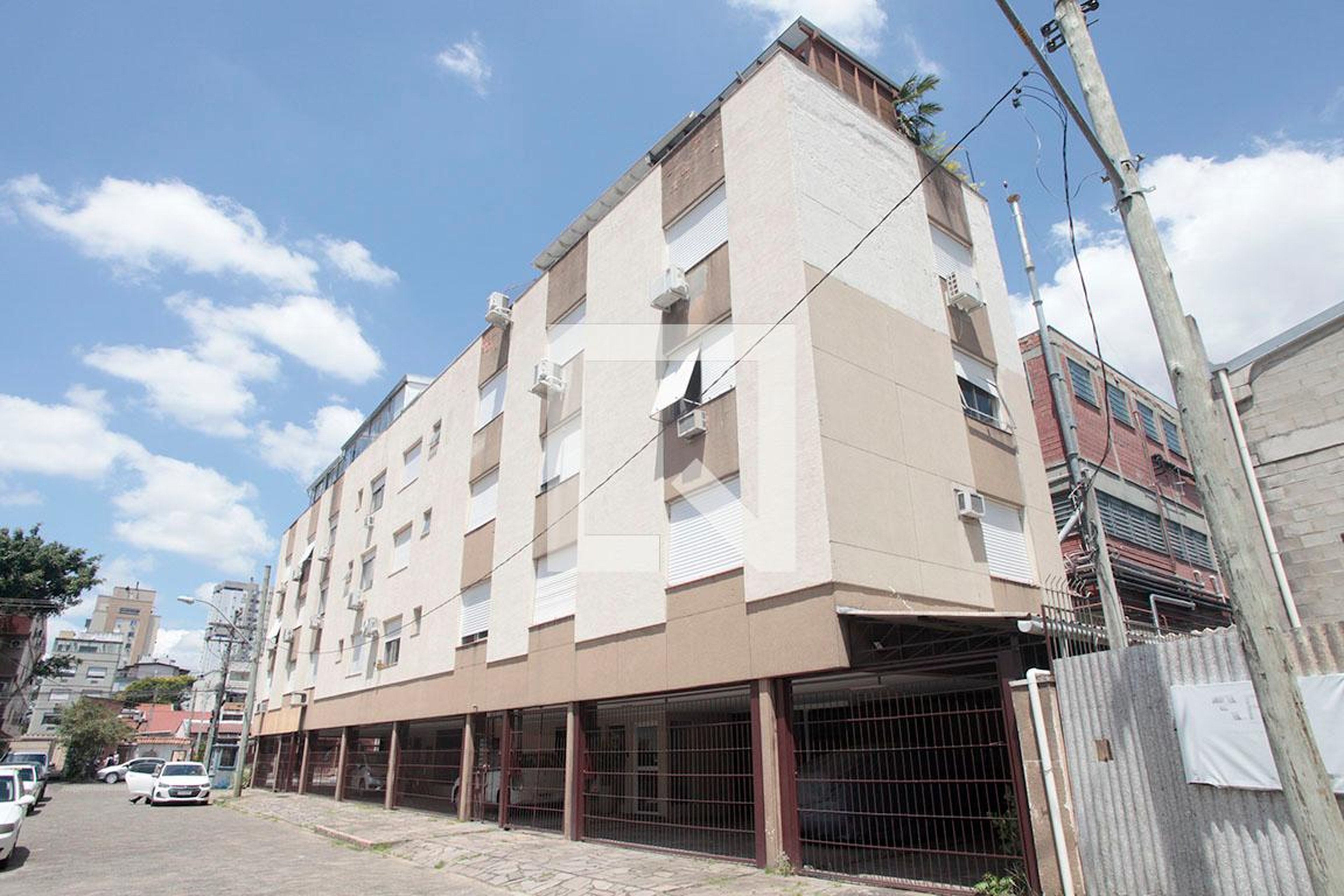 Fachada Condomínio em Rua Doutor Gastão Rhodes, 513