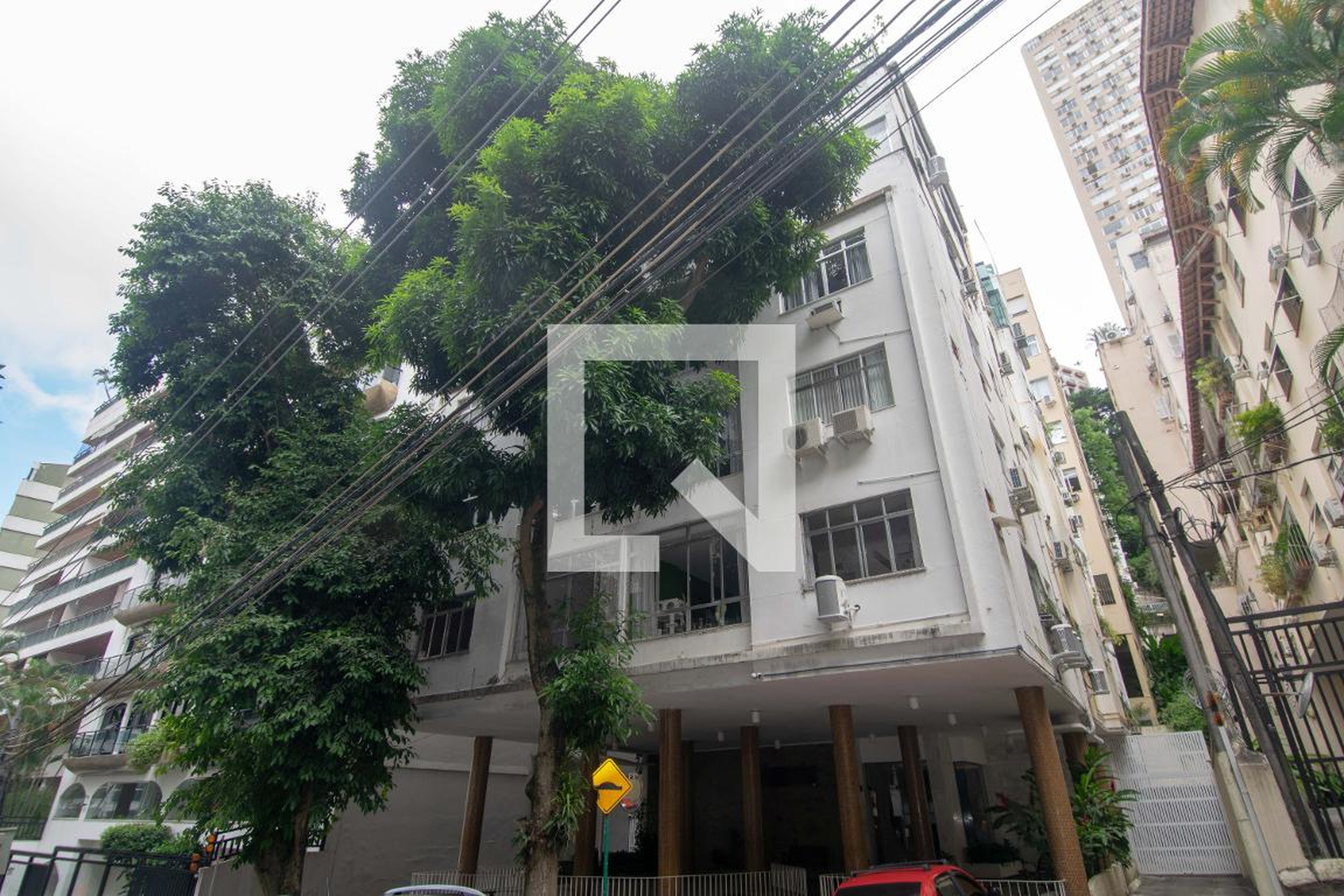 Fachada Condomínio em Rua Timóteo da Costa, 215