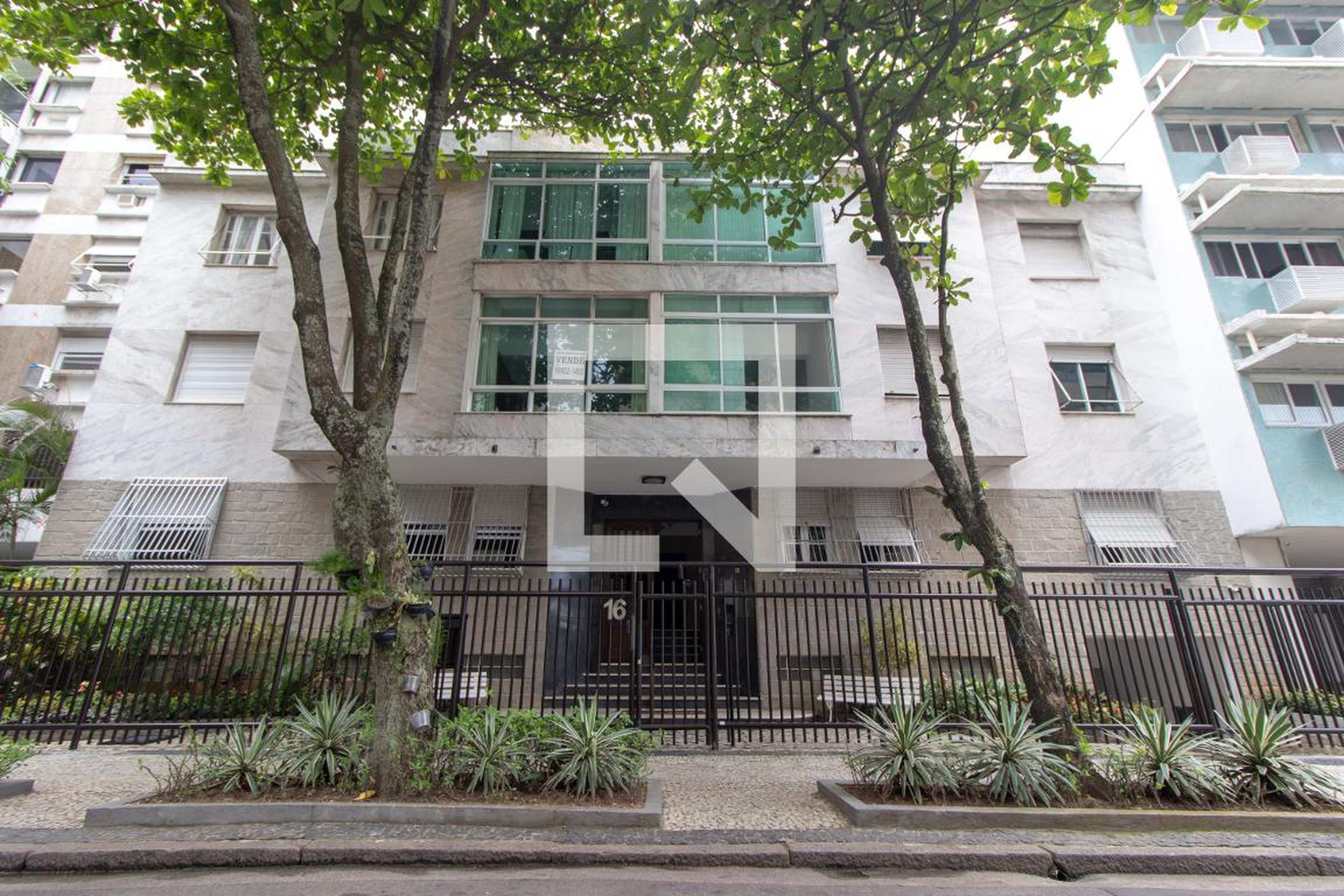 Fachada Condomínio em Rua Cupertino Durão, 16