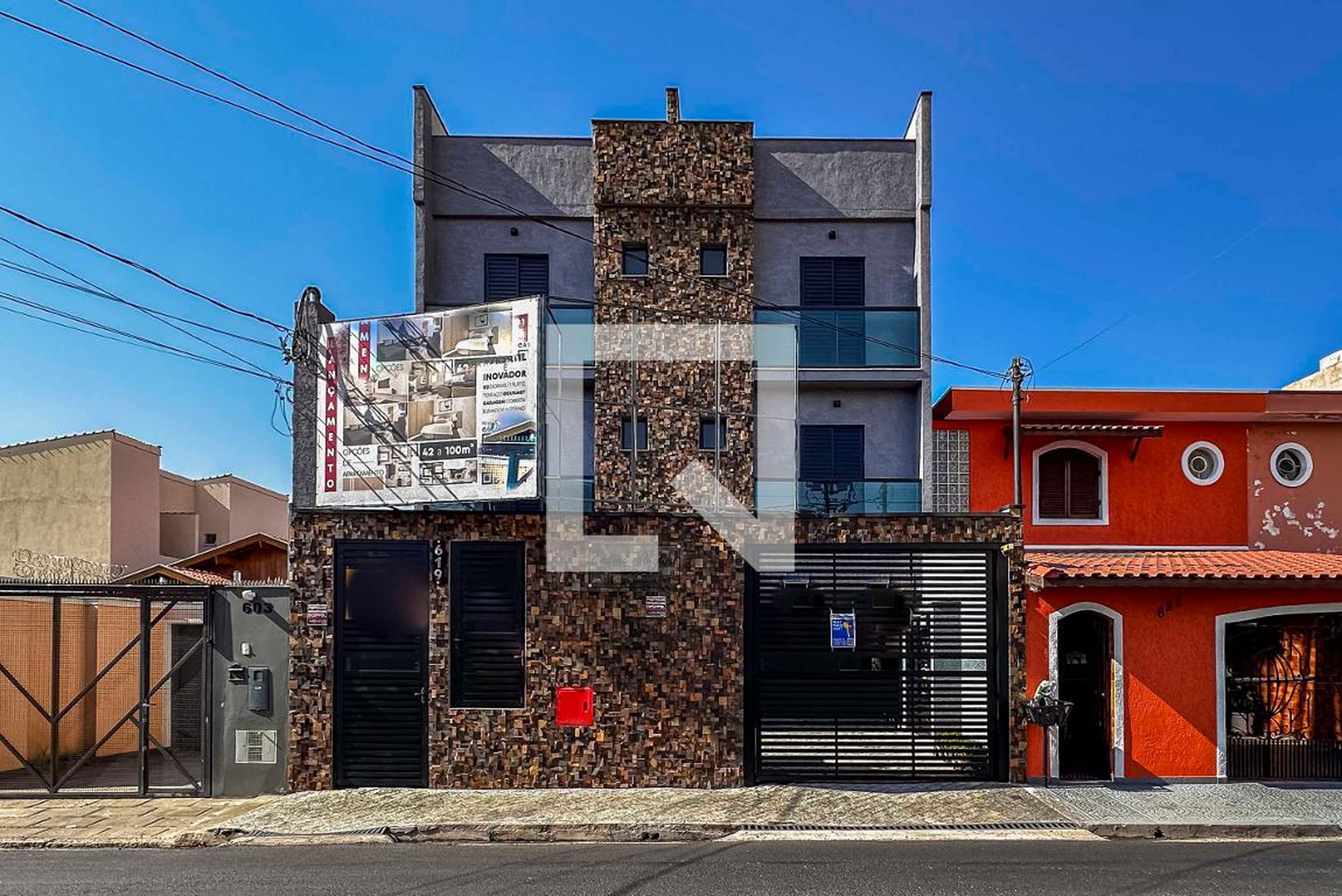 Fachada Condomínio em Avenida Guaianazes, 619