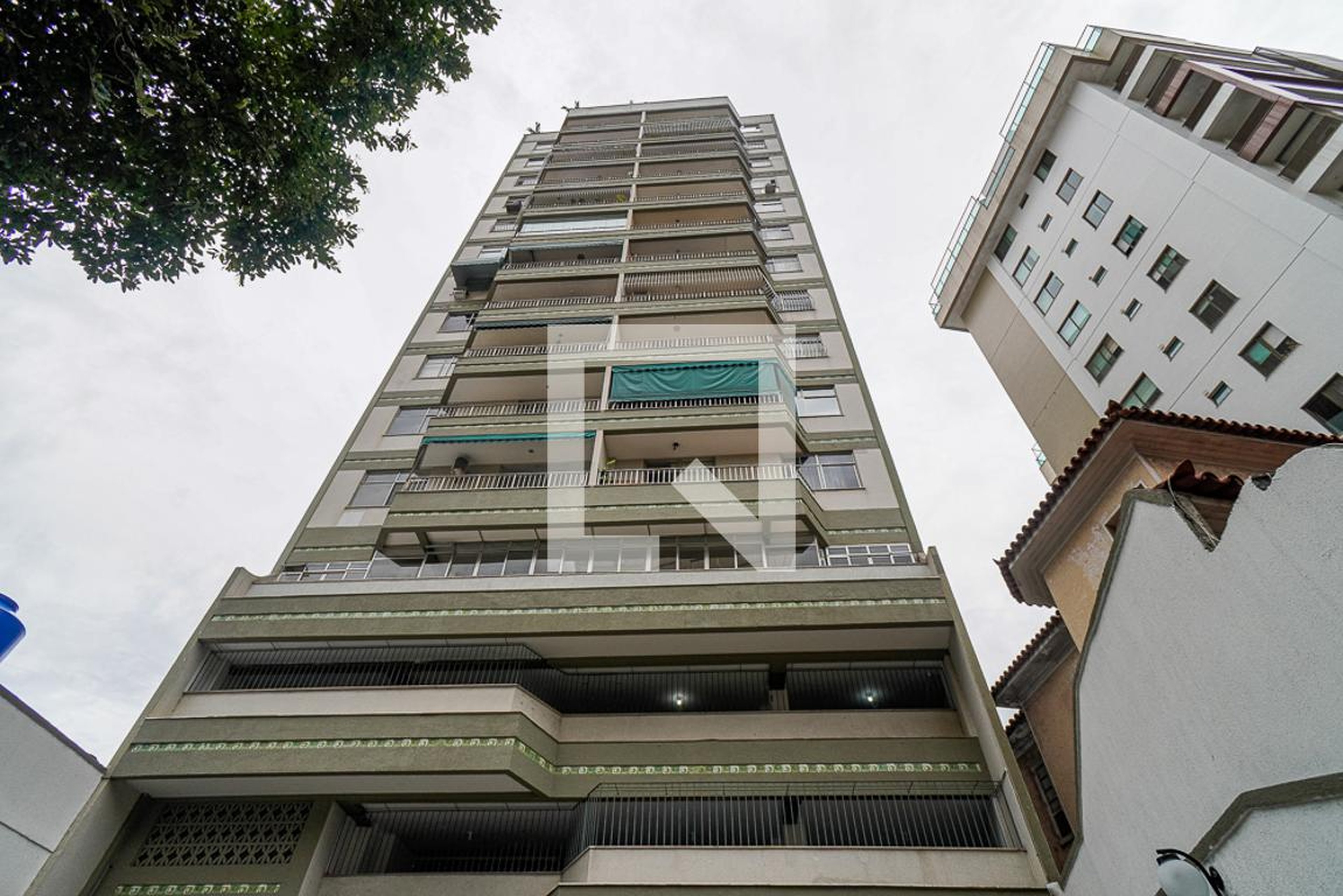 Fachada Condomínio em Rua Professor Hernani Pires de Mello, 43