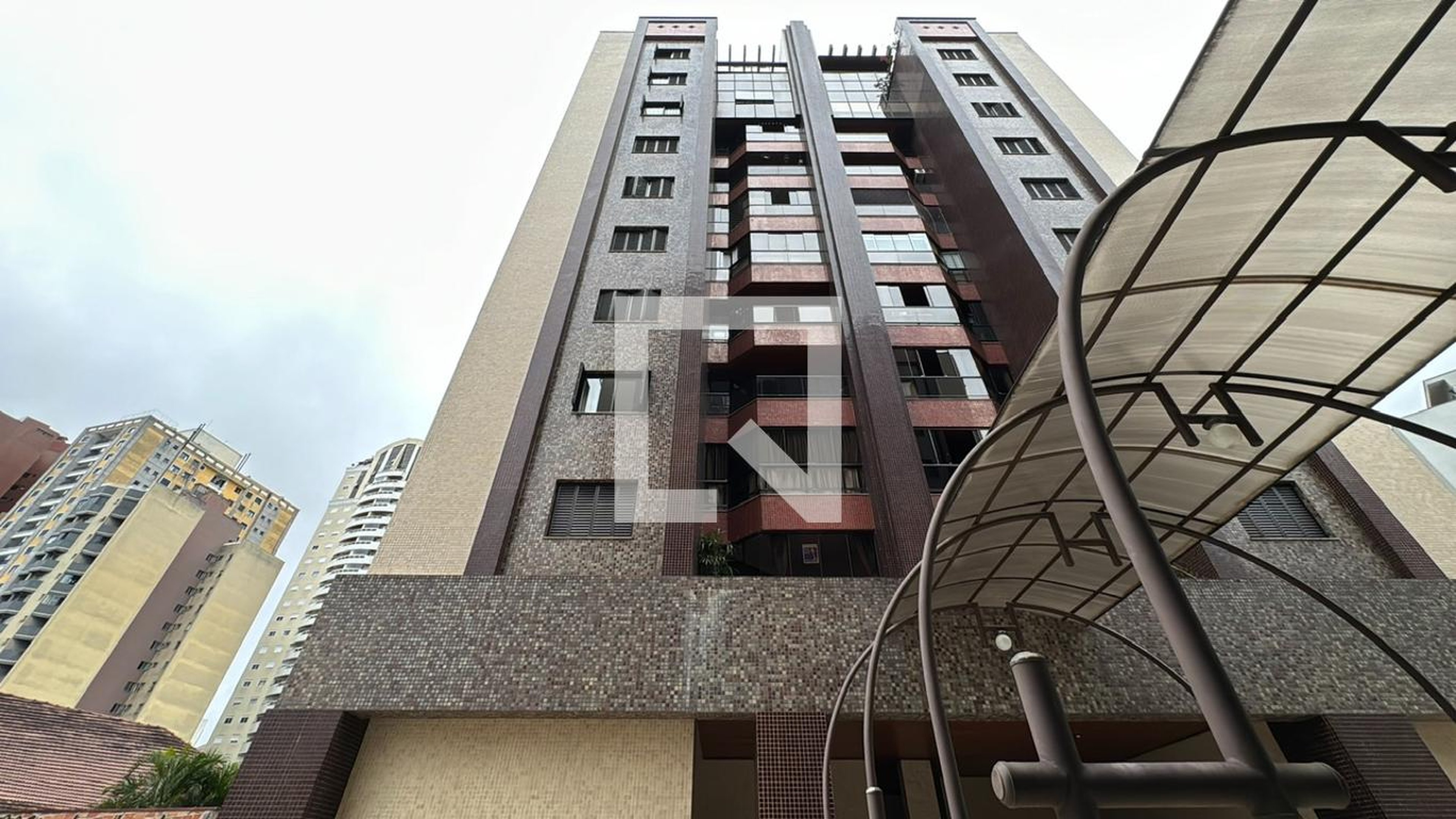 Fachada Condomínio em Rua Desembargador Motta, 2219