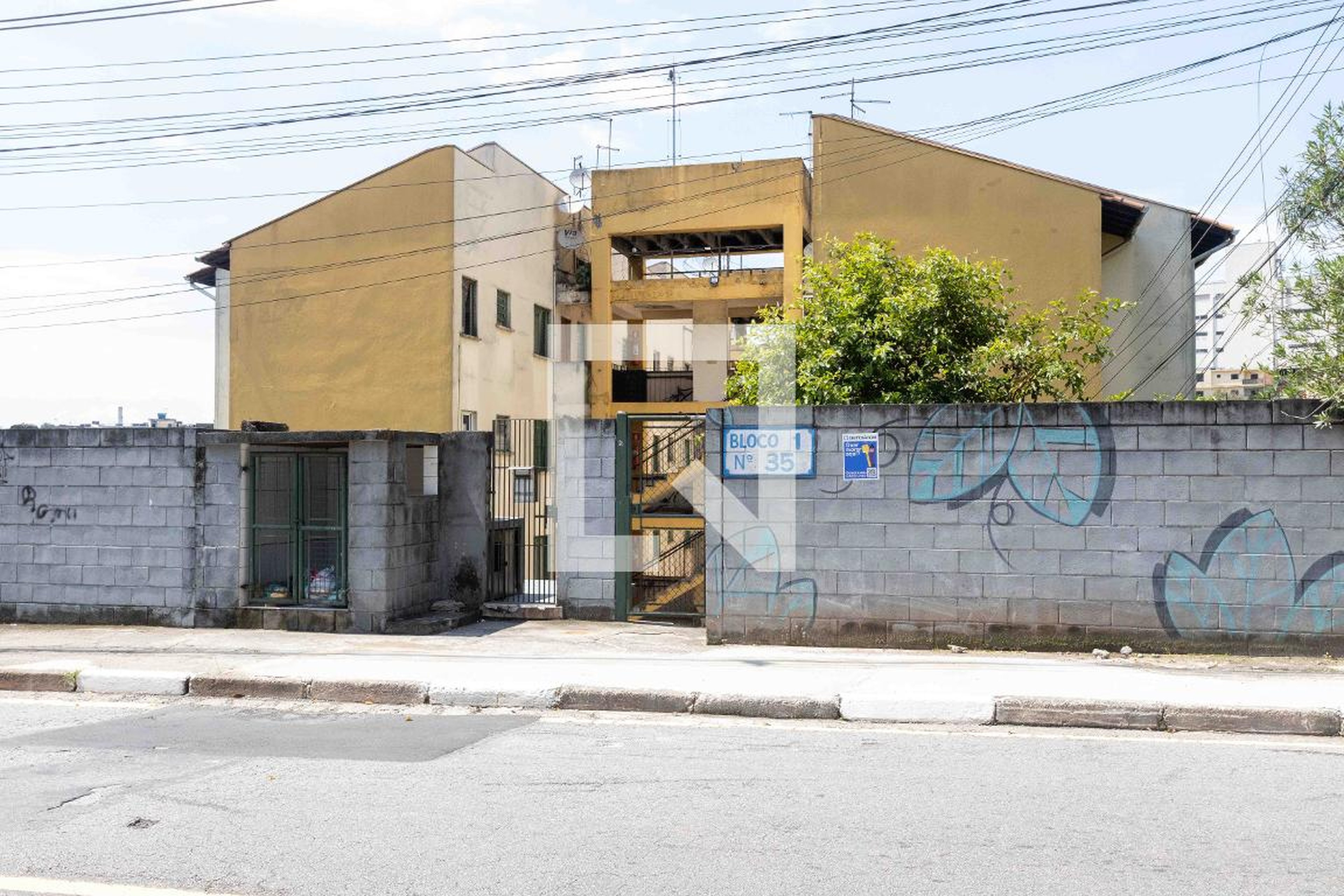 Fachada do condomínio Condomínio em Rua Jovercina Paula de Oliveira, 35