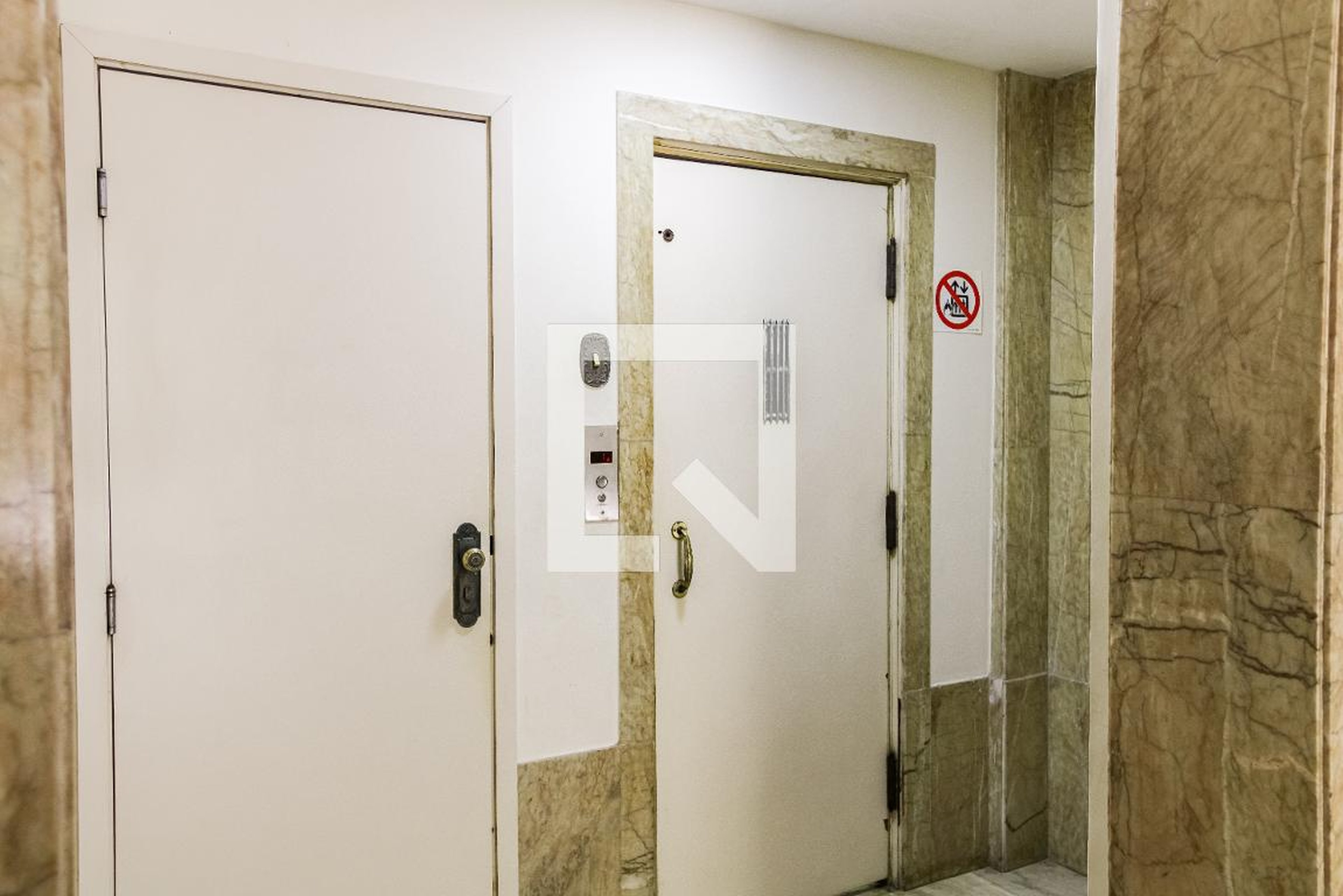 Elevador - Luiz de Camões