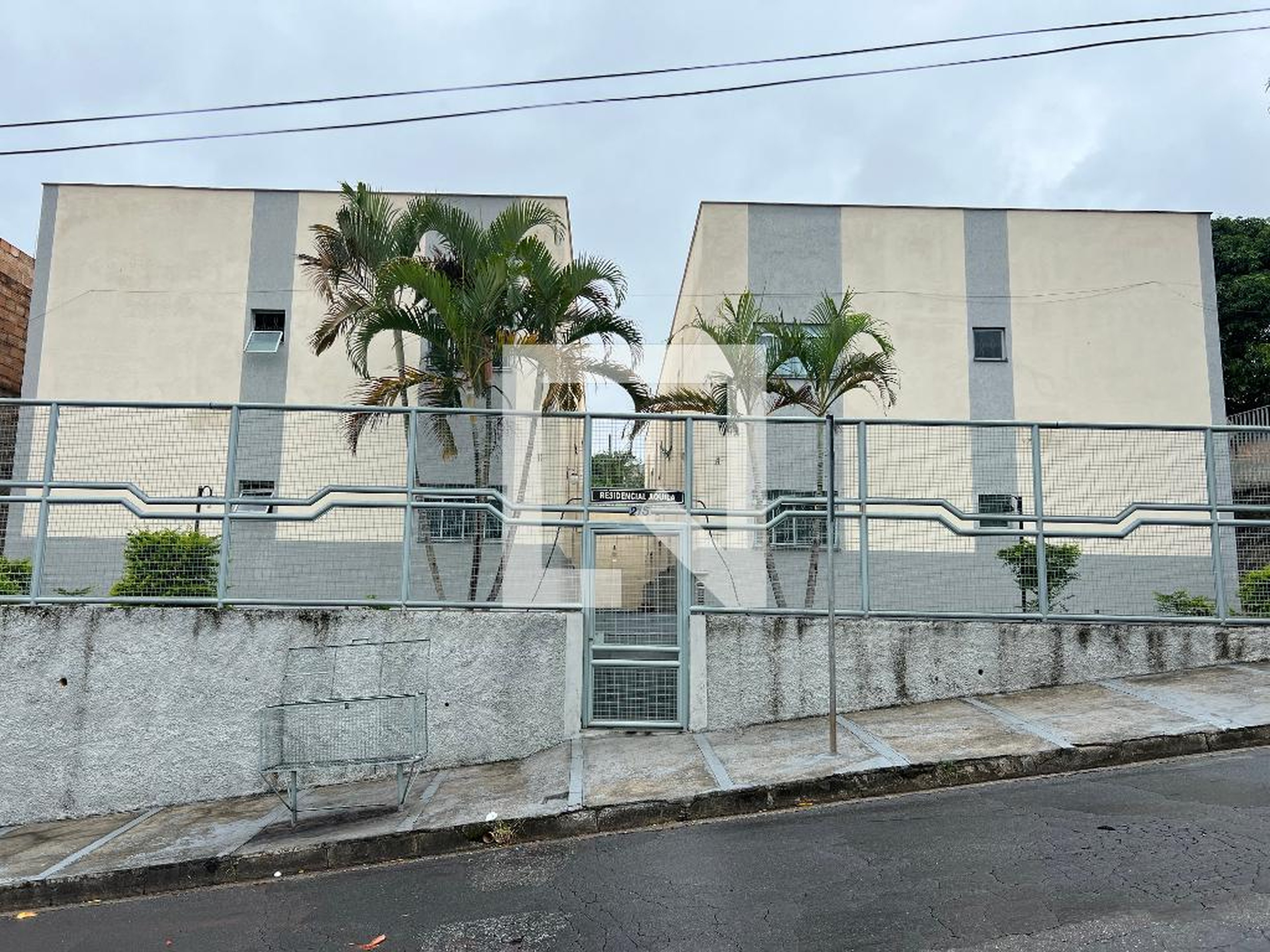 Fachada Condomínio em Rua Léa Vitoi, 215