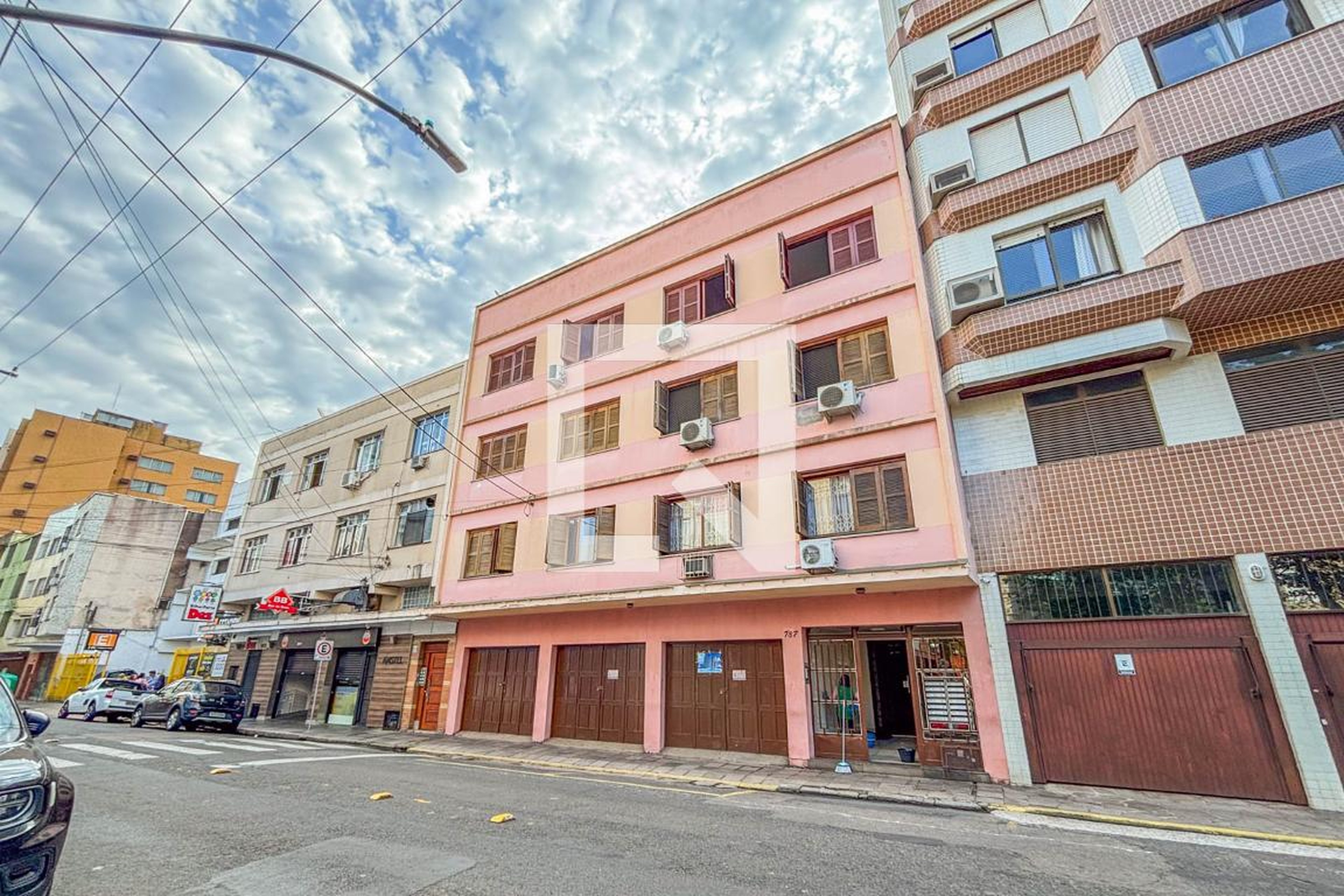 Fachada Condomínio em Rua Sarmento Leite, 787