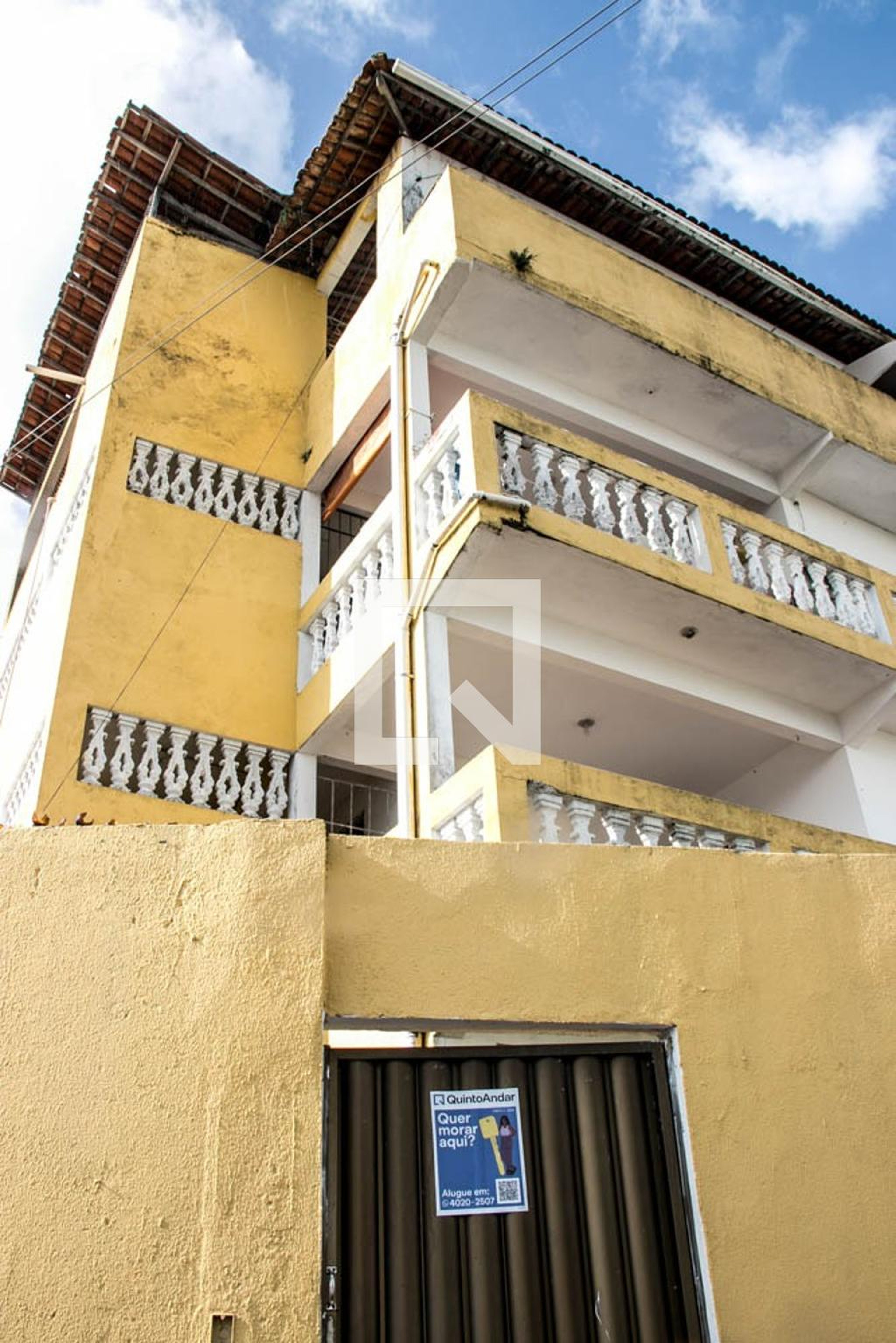 Fachada Condomínio em Rua Canarana, 9