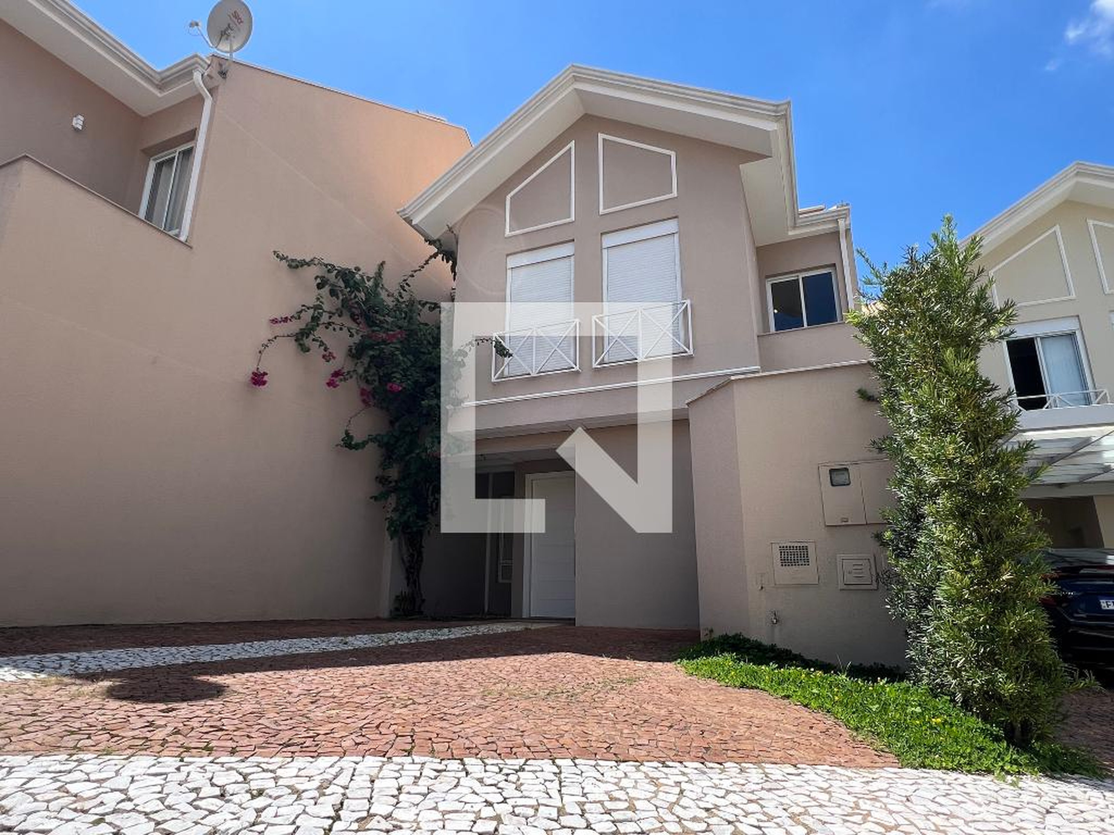 Fachada Condomínio em Rua Martinho Leardine, 515