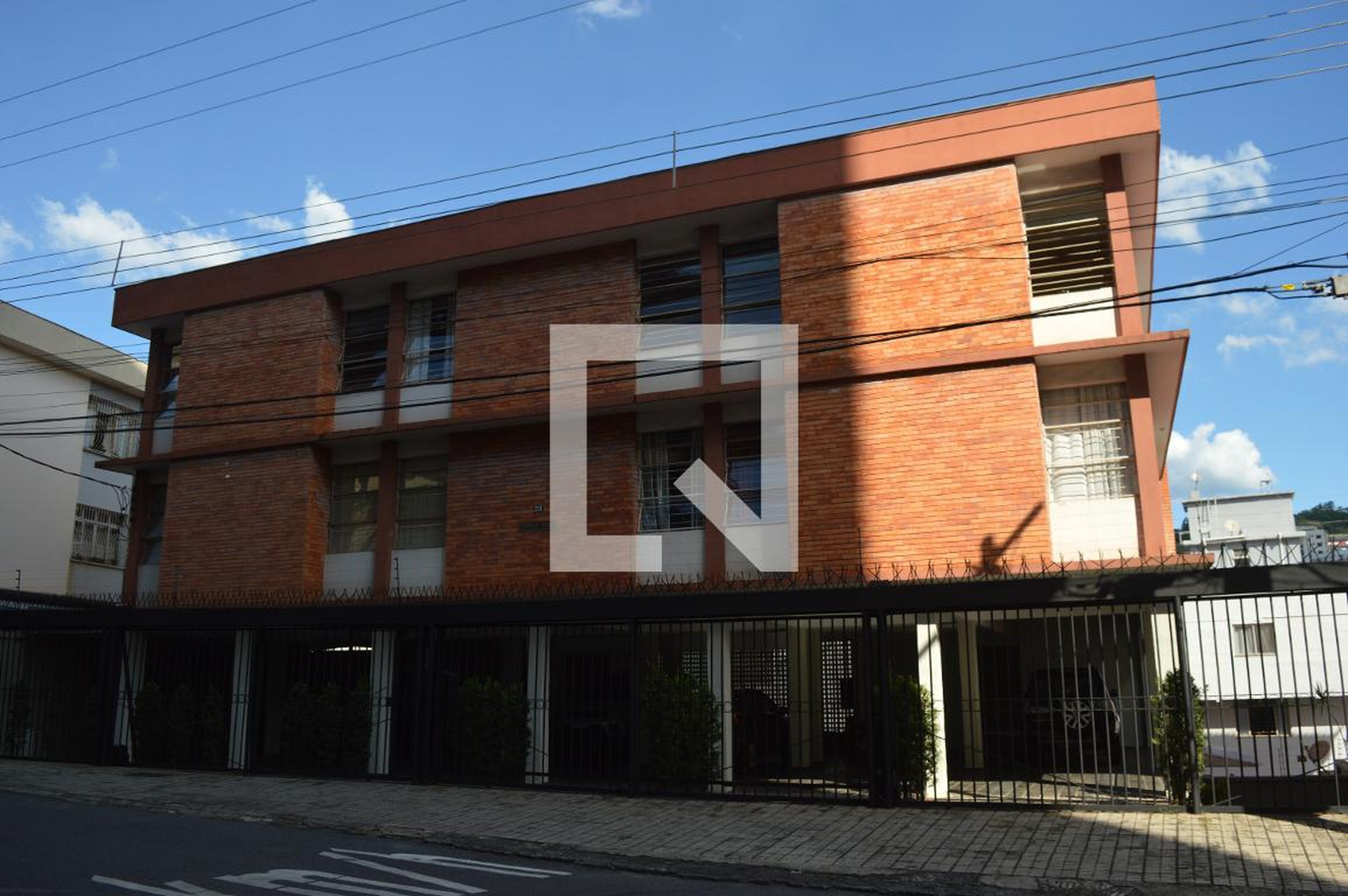 Fachada Condomínio em Rua Visconde do Rio das Velhas, 211