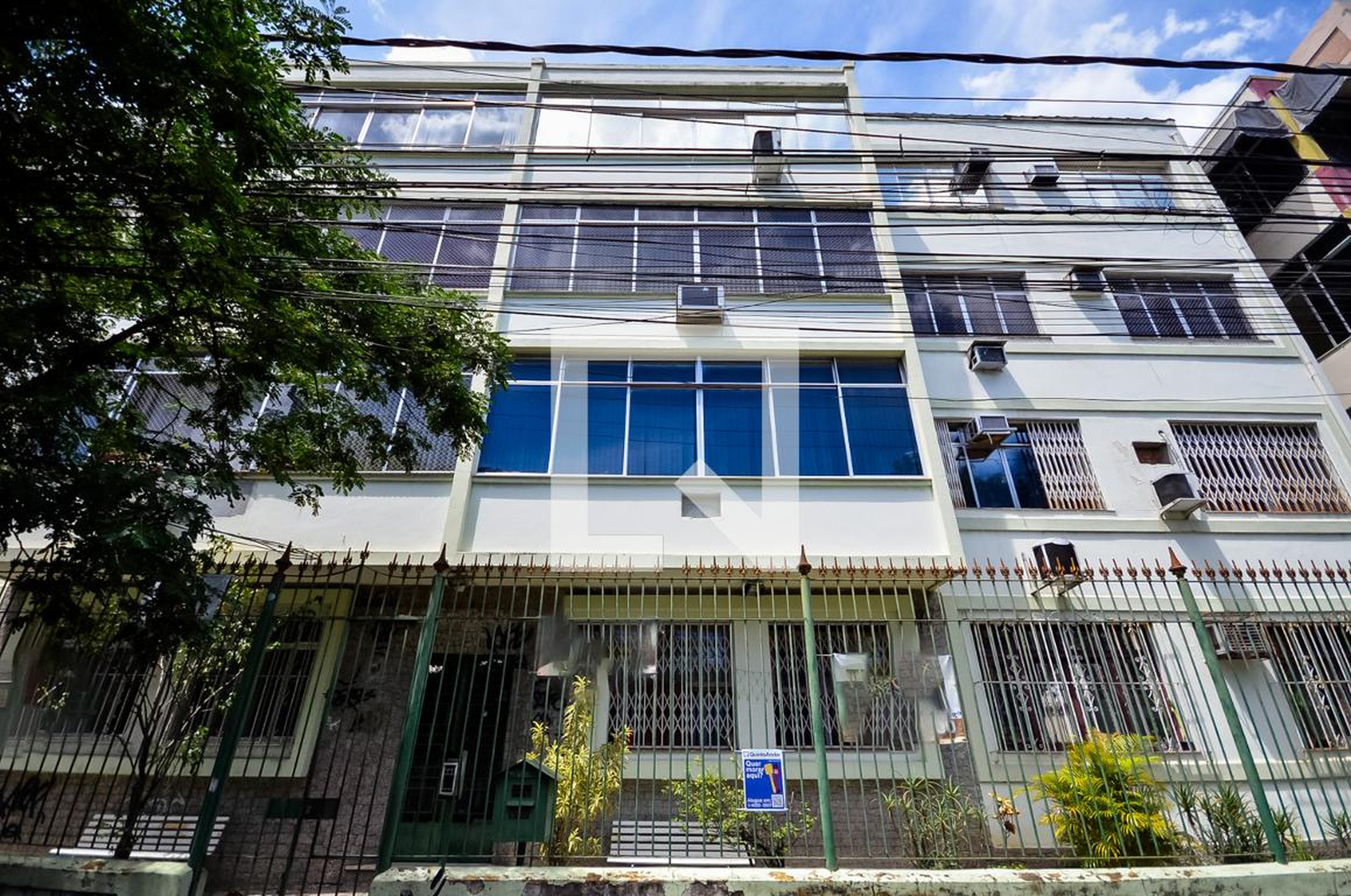 Fachada Condomínio em Rua Mendes Taváres, 91