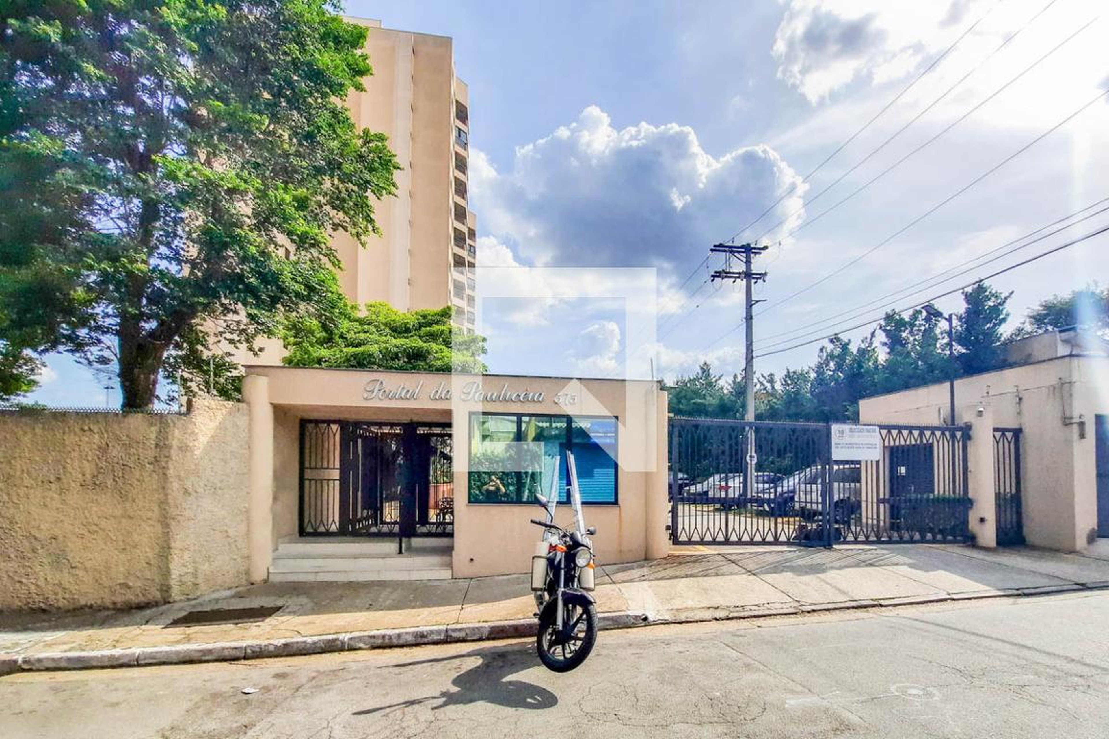 Fachada do Condomínio Condomínio em Rua Júlio de Mesquita Filho, 575