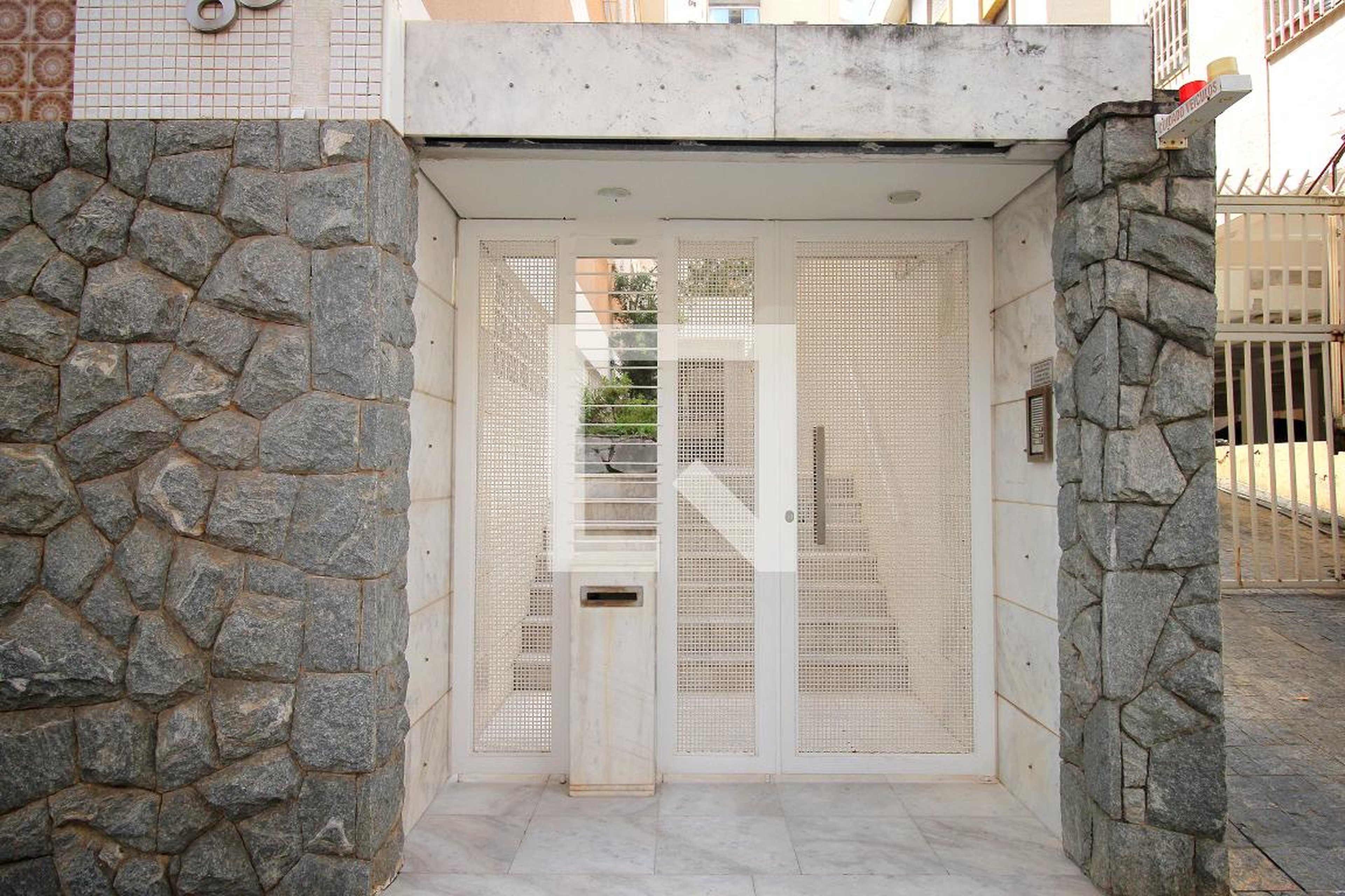 Fachada Condomínio em Rua Ramalhete, 88