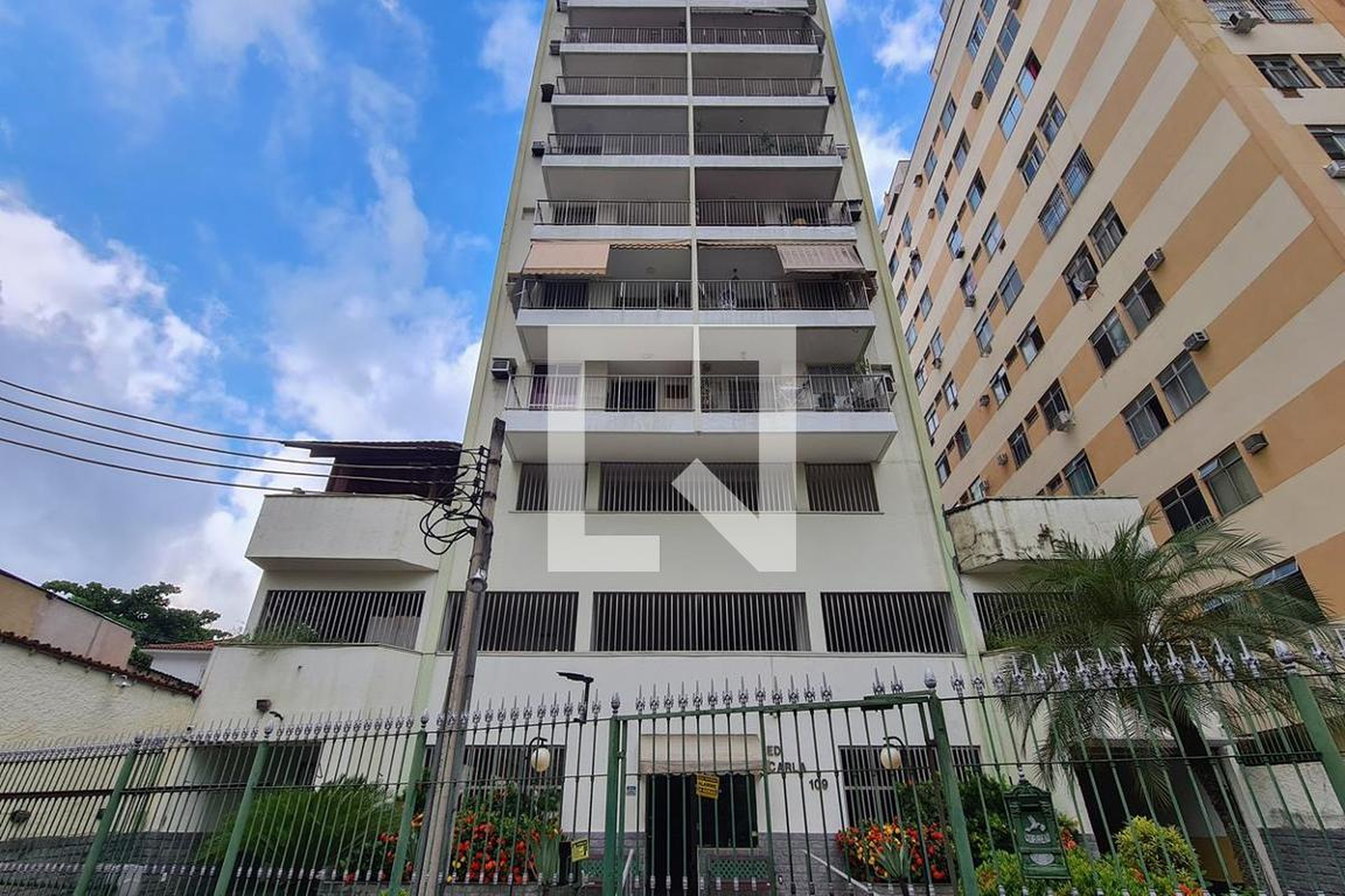 Fachada do Condomínio Edifício Carla