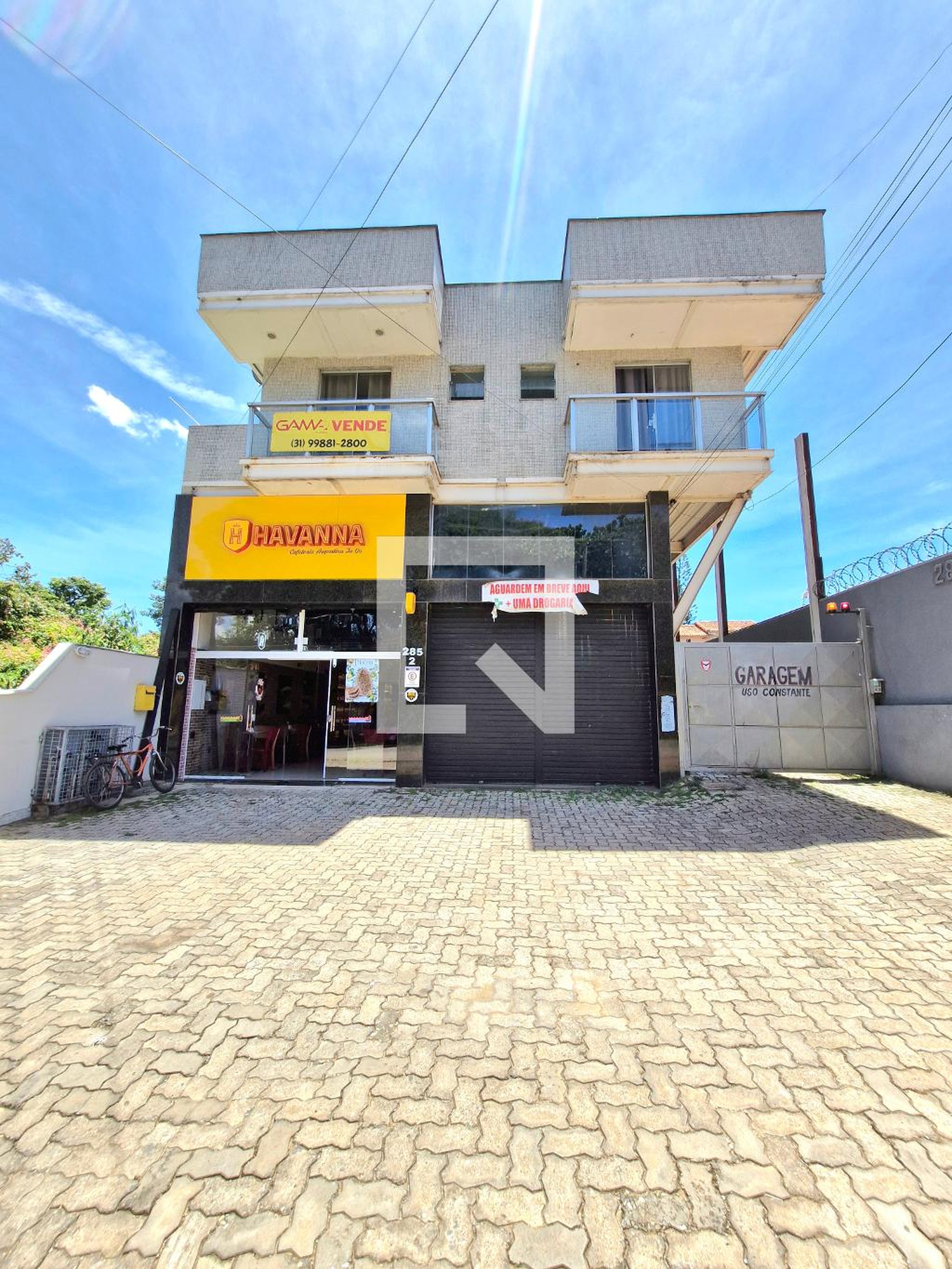Fachada Condomínio em Avenida Carlos Orleans Guimarães, 285