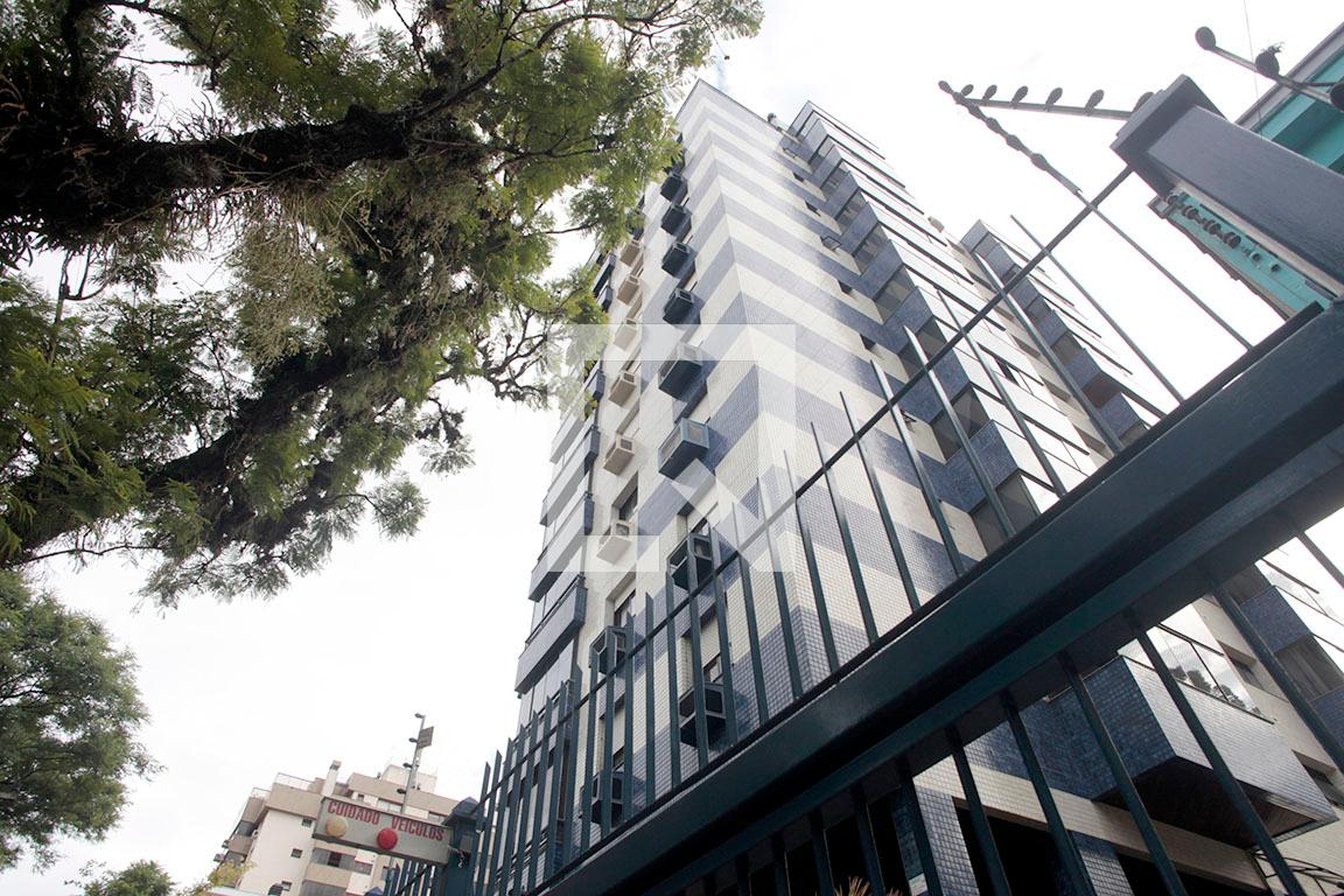 Fachada Condomínio em Rua Honório Silveira Dias, 797