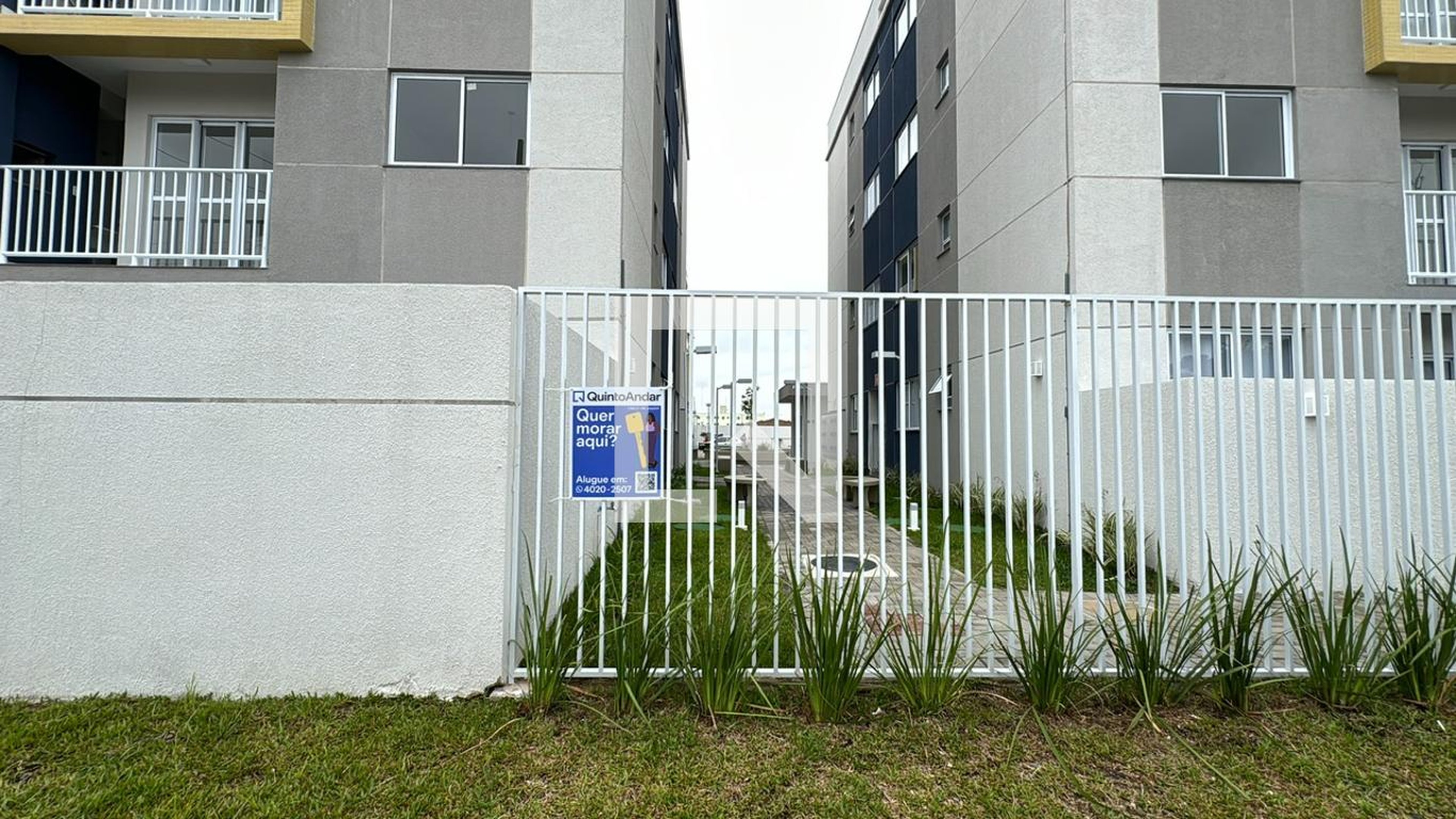 Fachada Condomínio em Rua Henrique Coelho Neto, 233