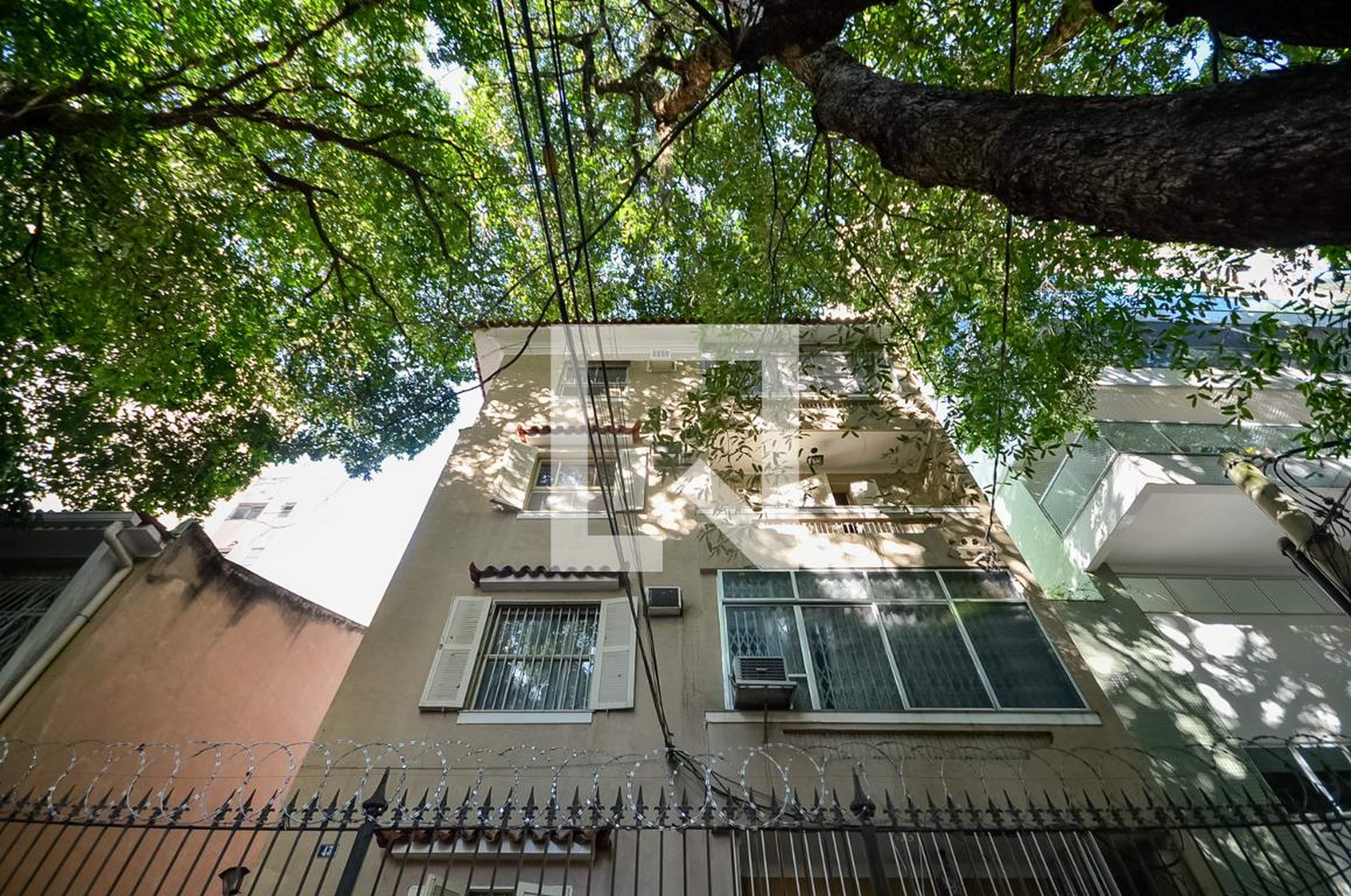 Fachada Condomínio em Rua Araújo Pena, 43