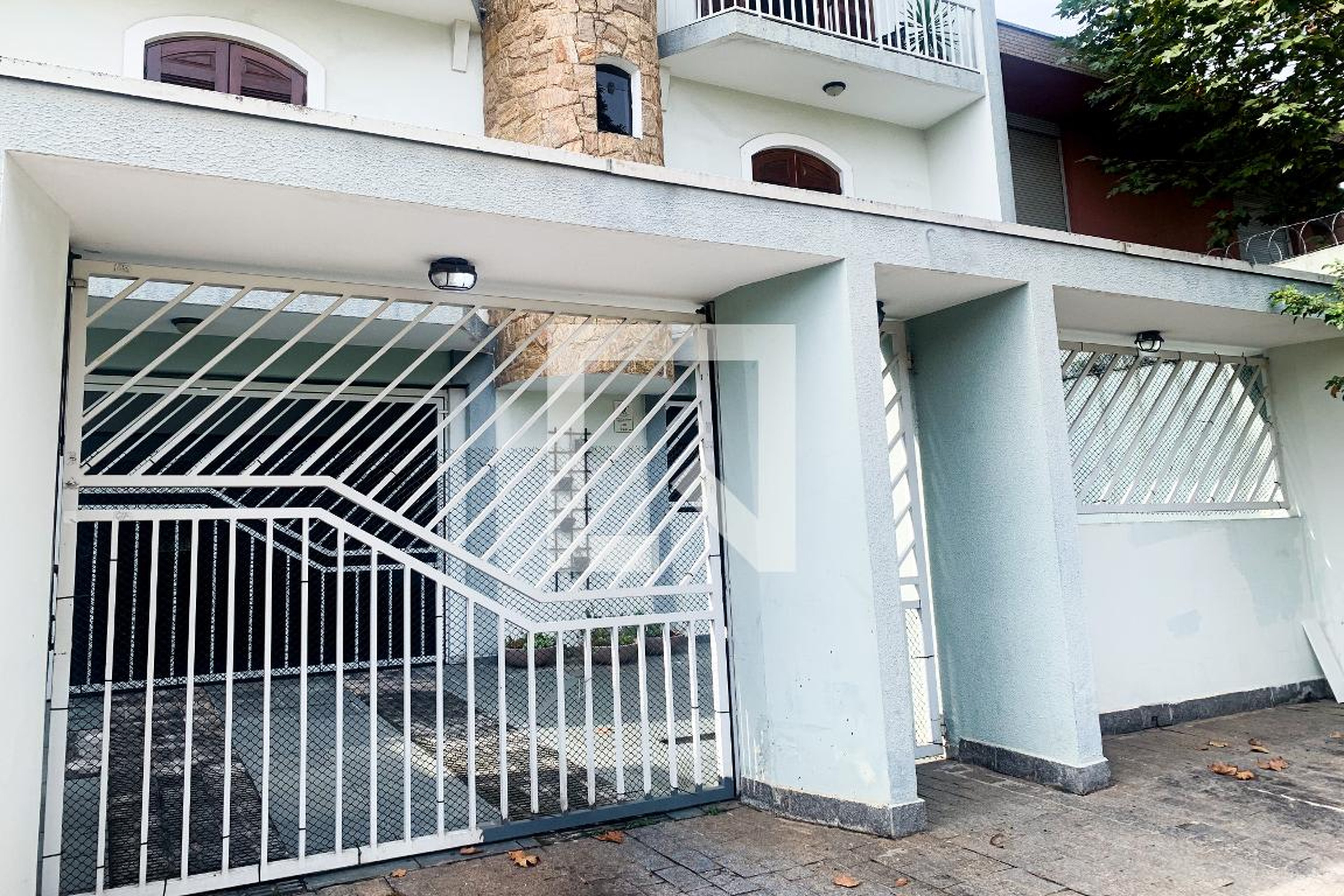 Fachada Condomínio em Rua das Caneleiras, 963