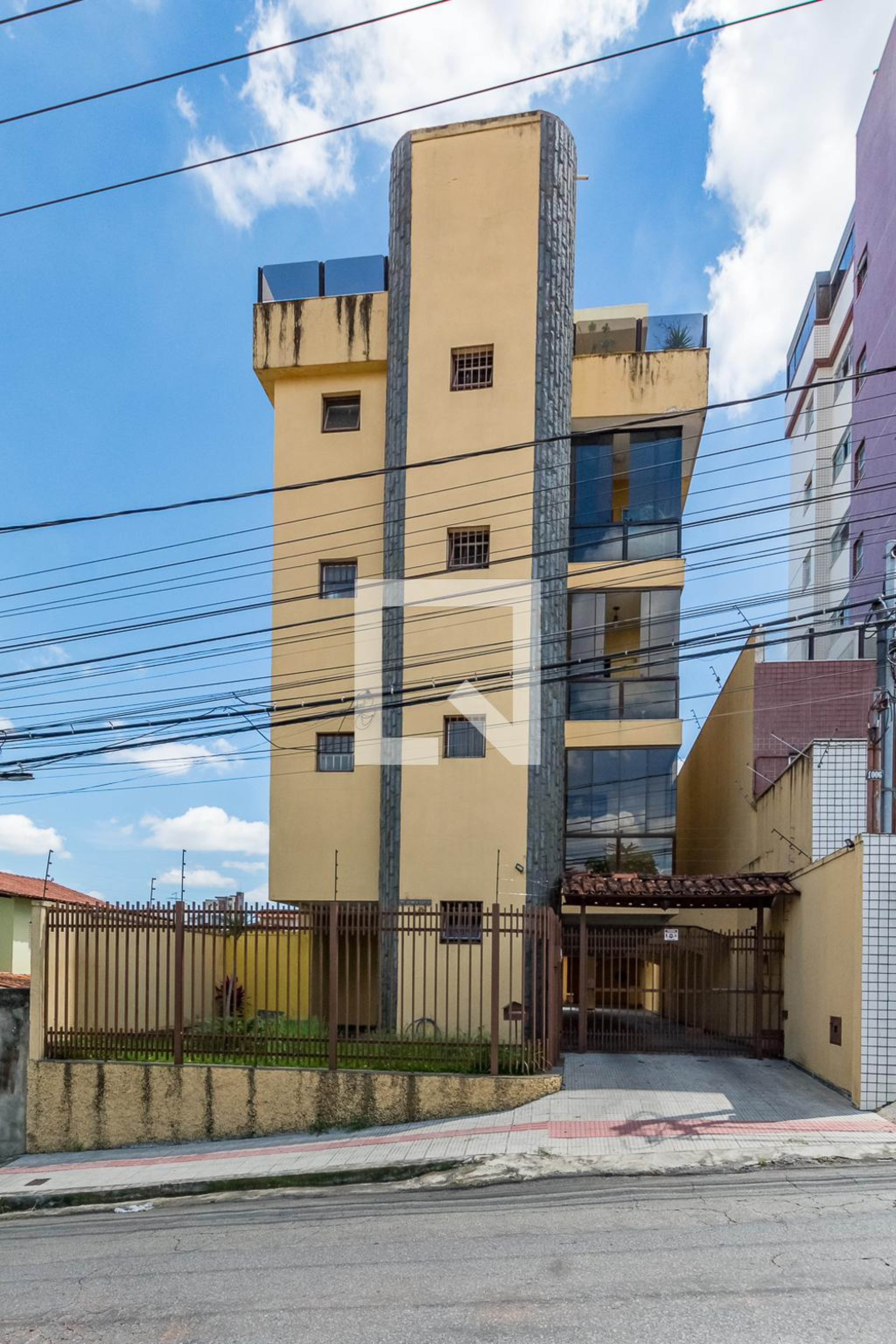 Fachada Condomínio em Rua Belmiro Braga, 1006