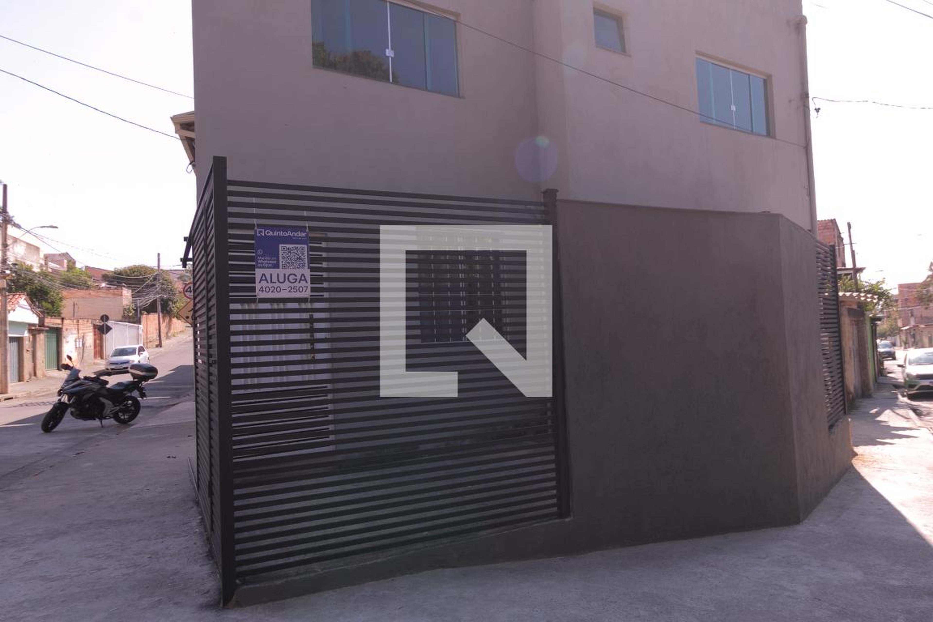 Fachada Condomínio em Rua Madri, 5