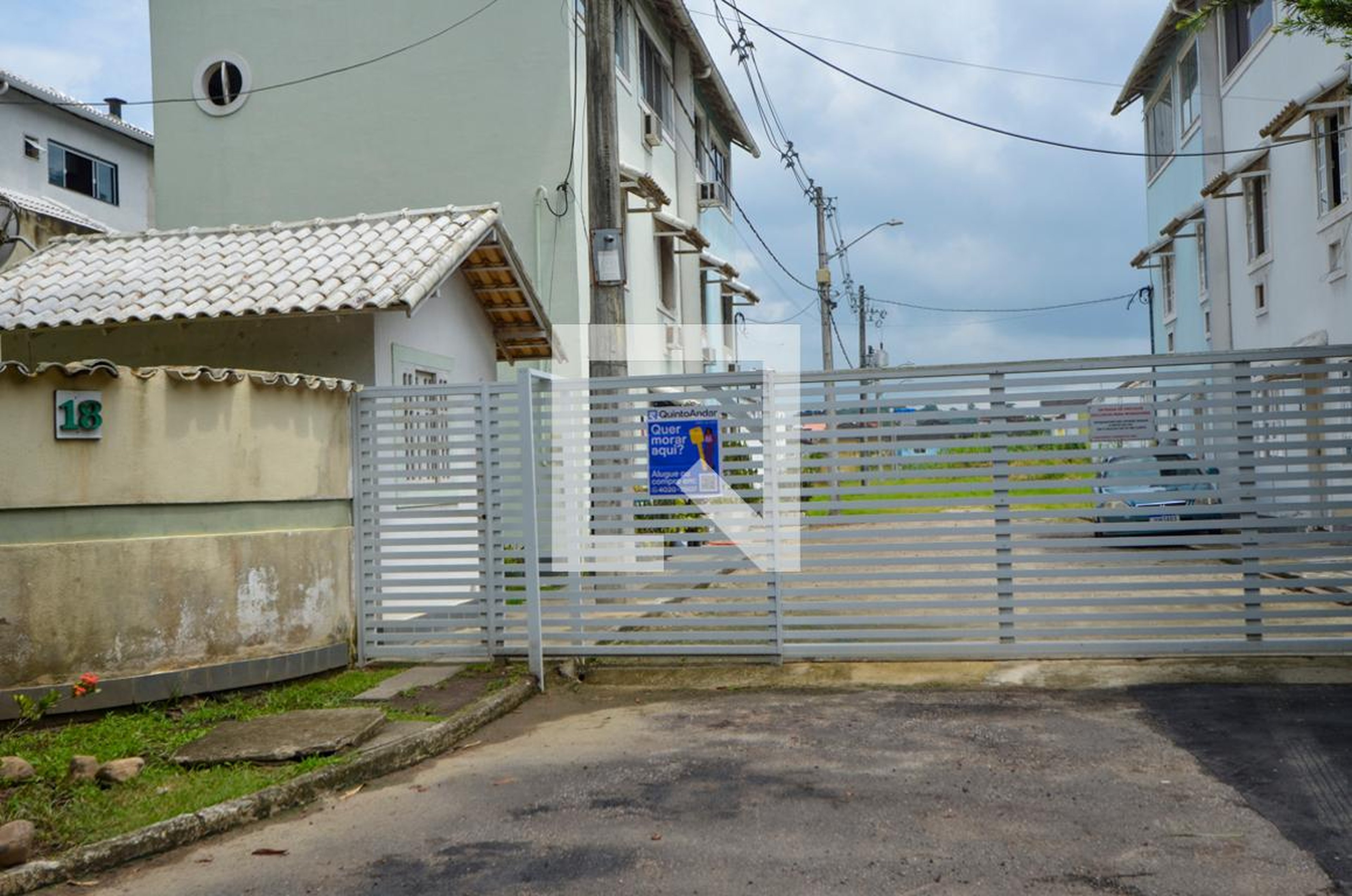 Fachada Condomínio em Rua Professor dos Santos Moreira, 18