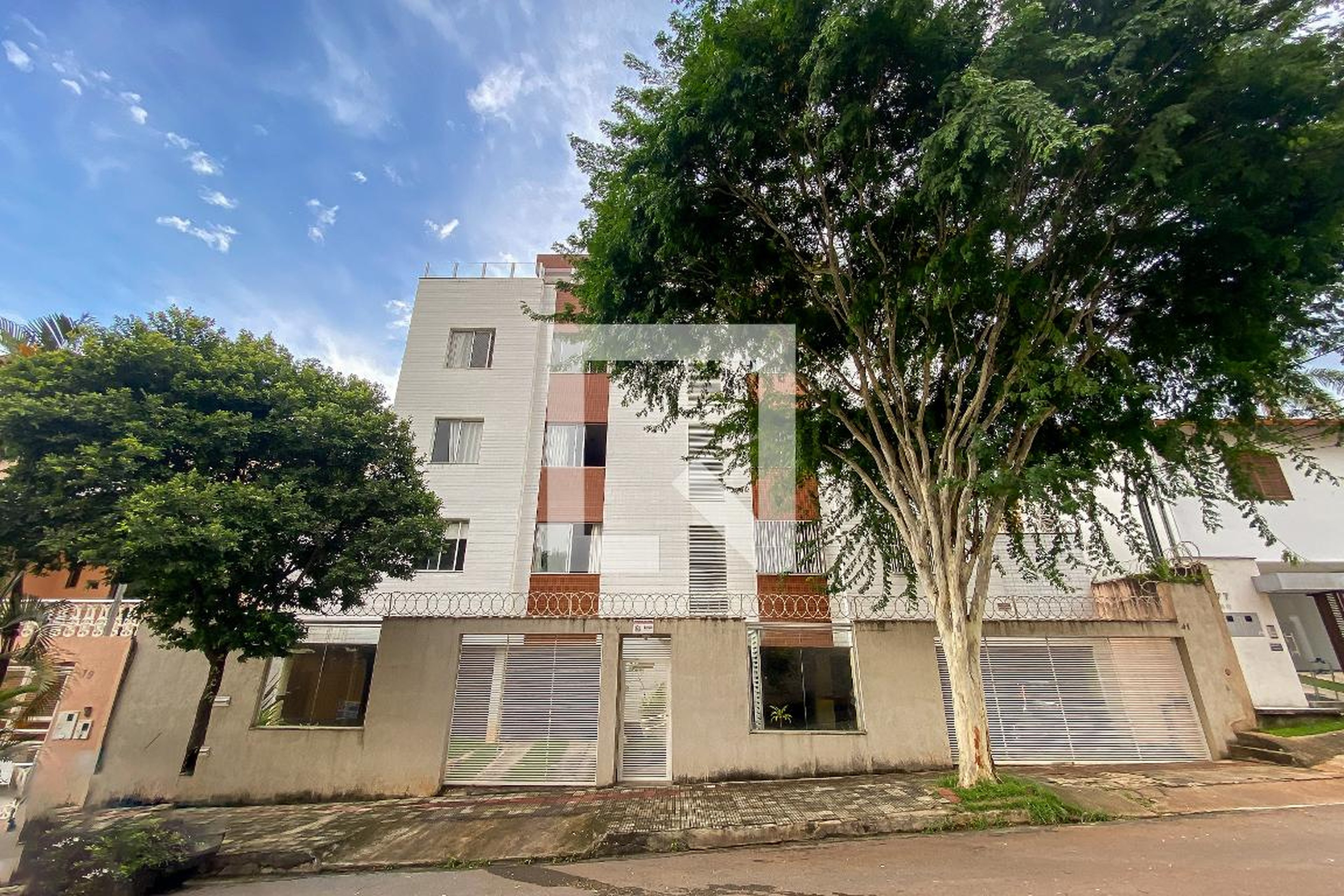 Fachada Condomínio em Rua Felisbina de Oliveira, 41