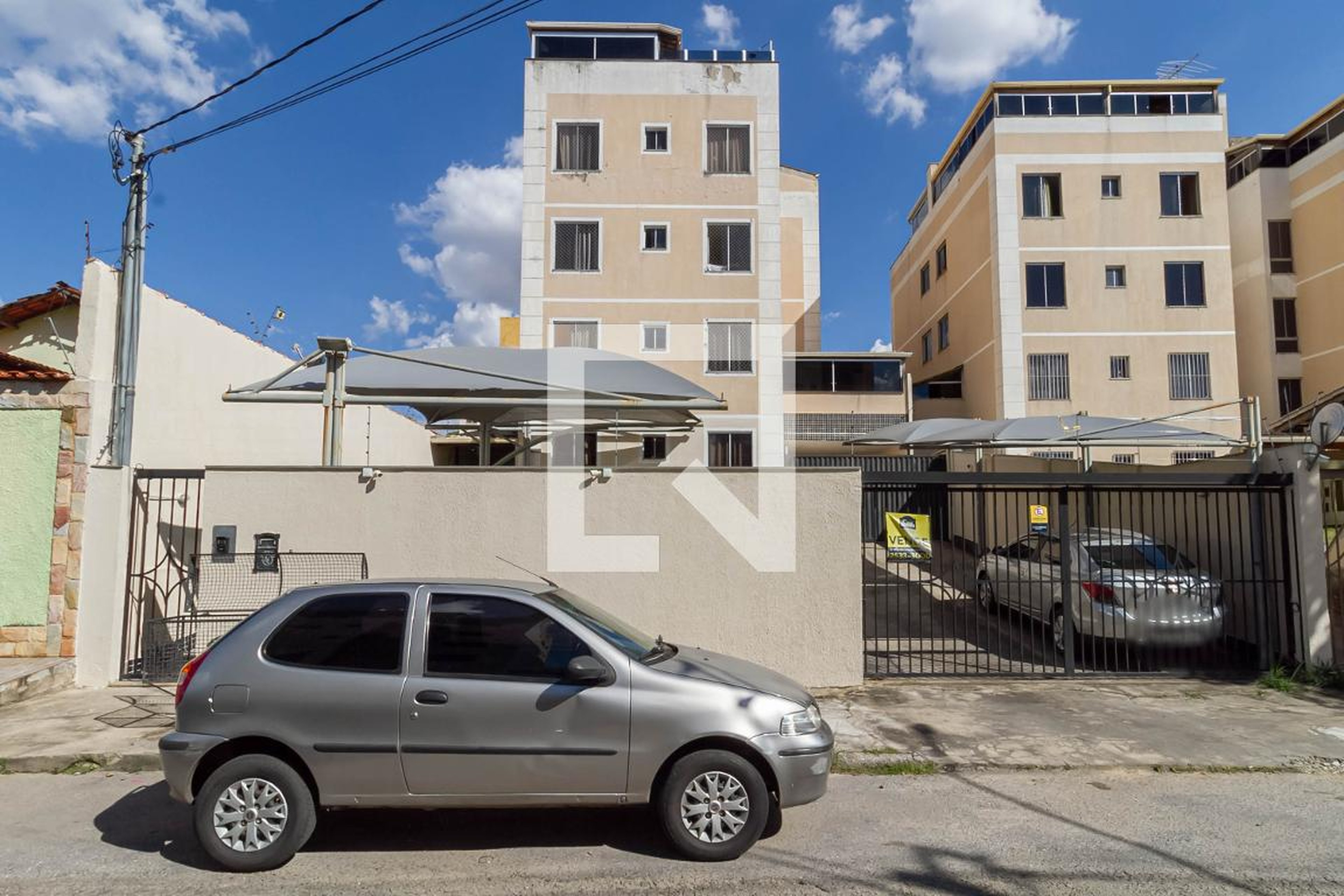 Fachada Condomínio em Rua Hh, 71