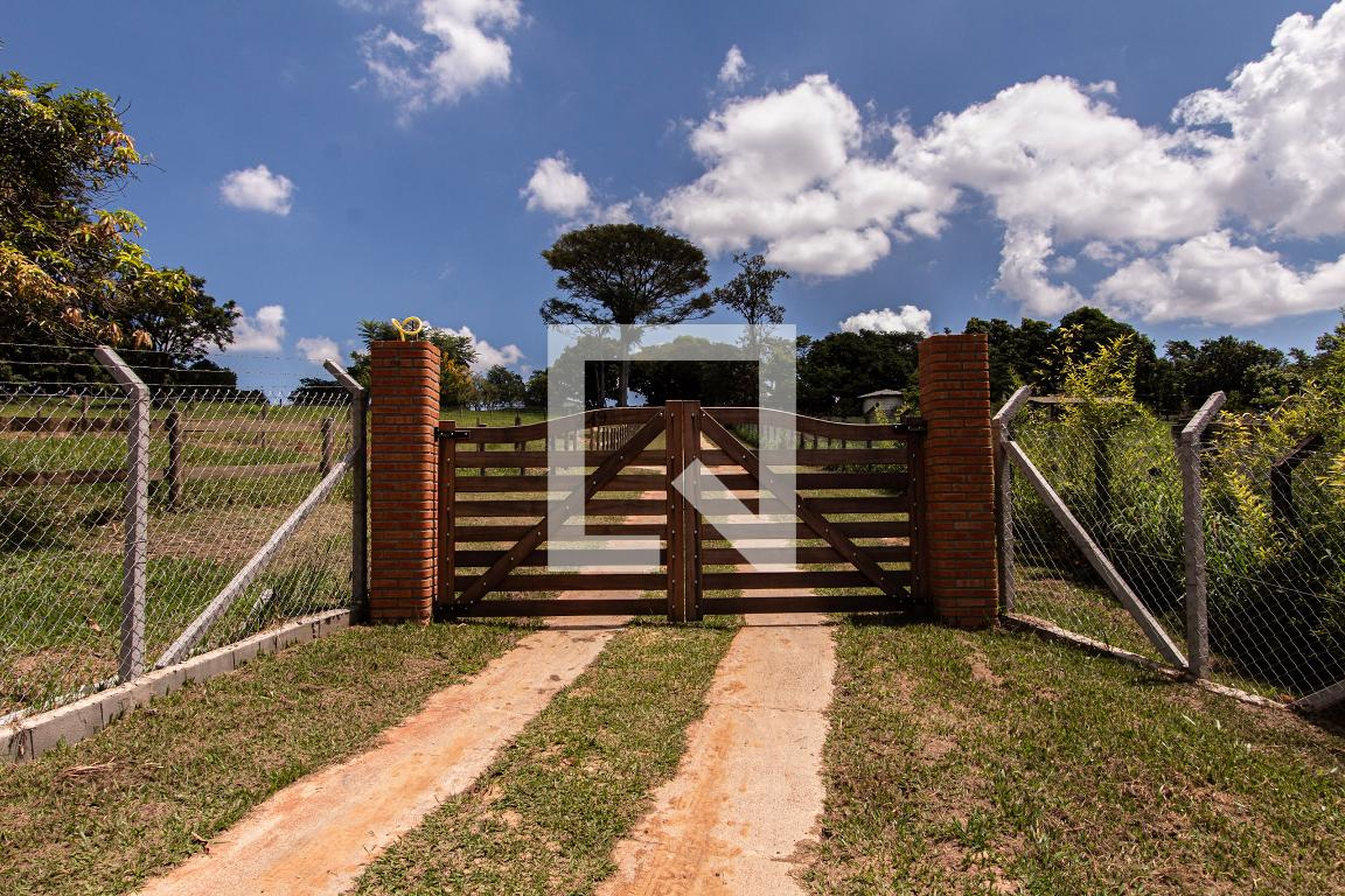 Fachada Condomínio em Rua Maria Regina Pereira de Morães, 10