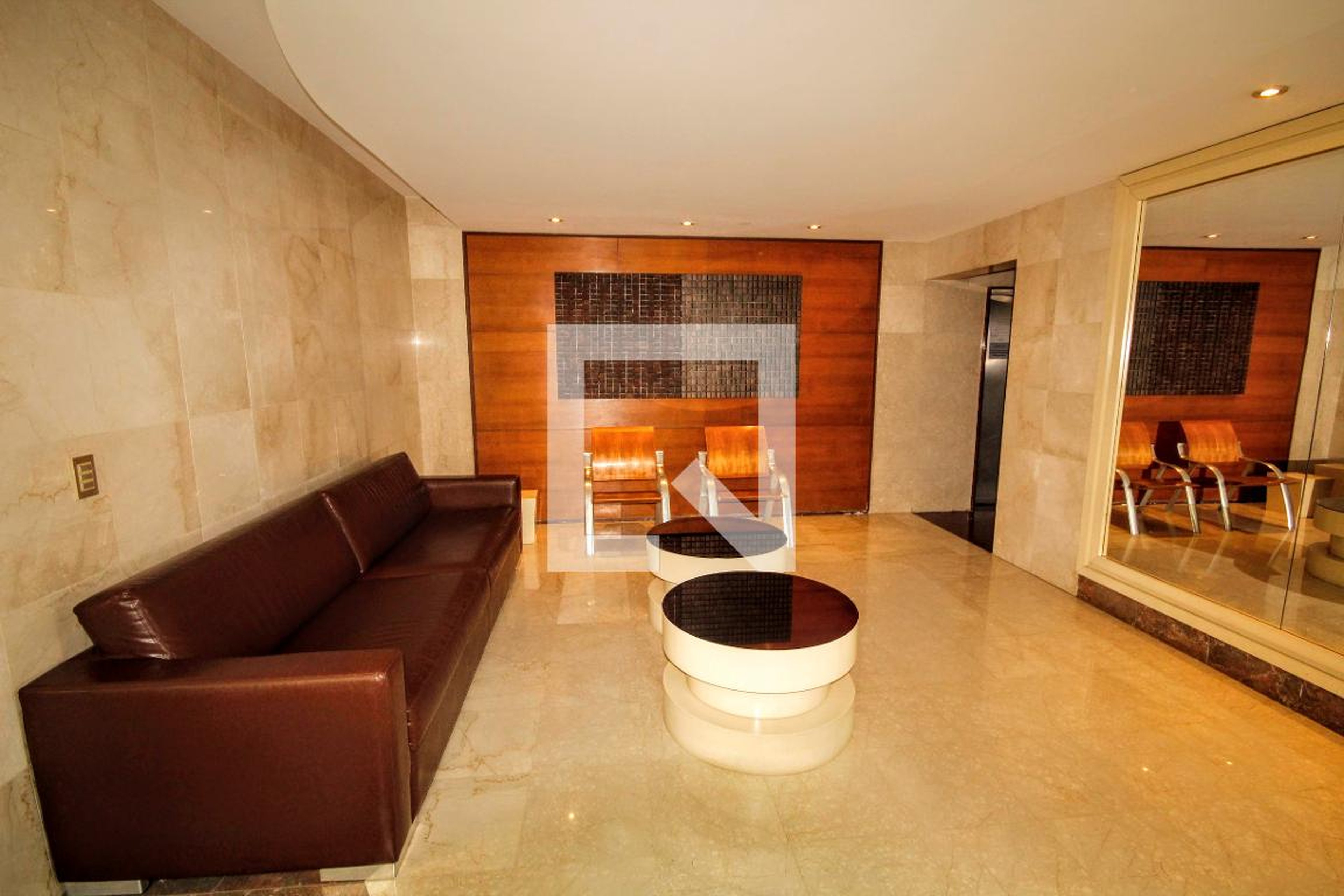 Hall de entrada Condomínio em Rua Francisco Deslandes, 857