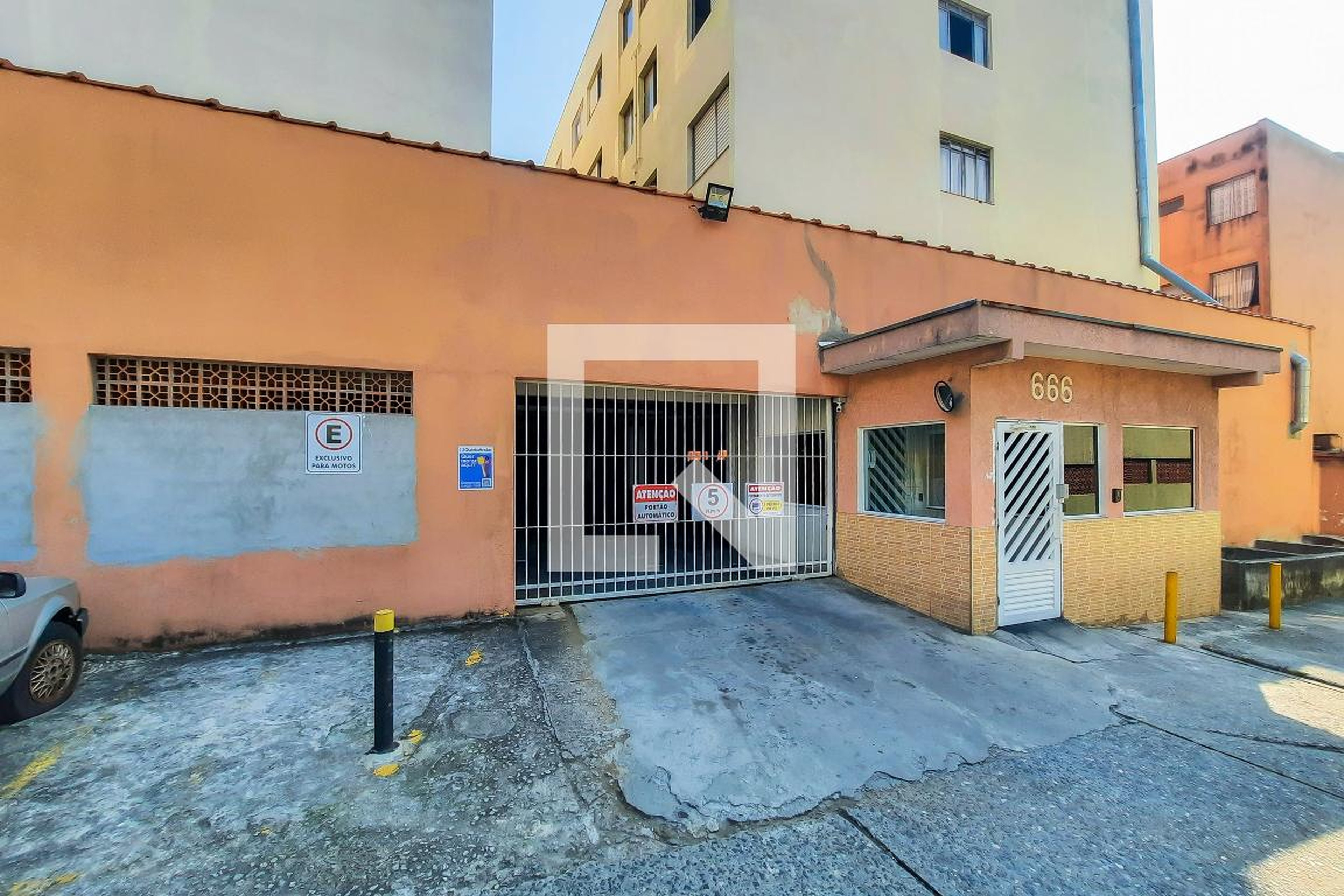 Fachada do Condomínio Condomínio em Avenida Capitão Casa, 66
