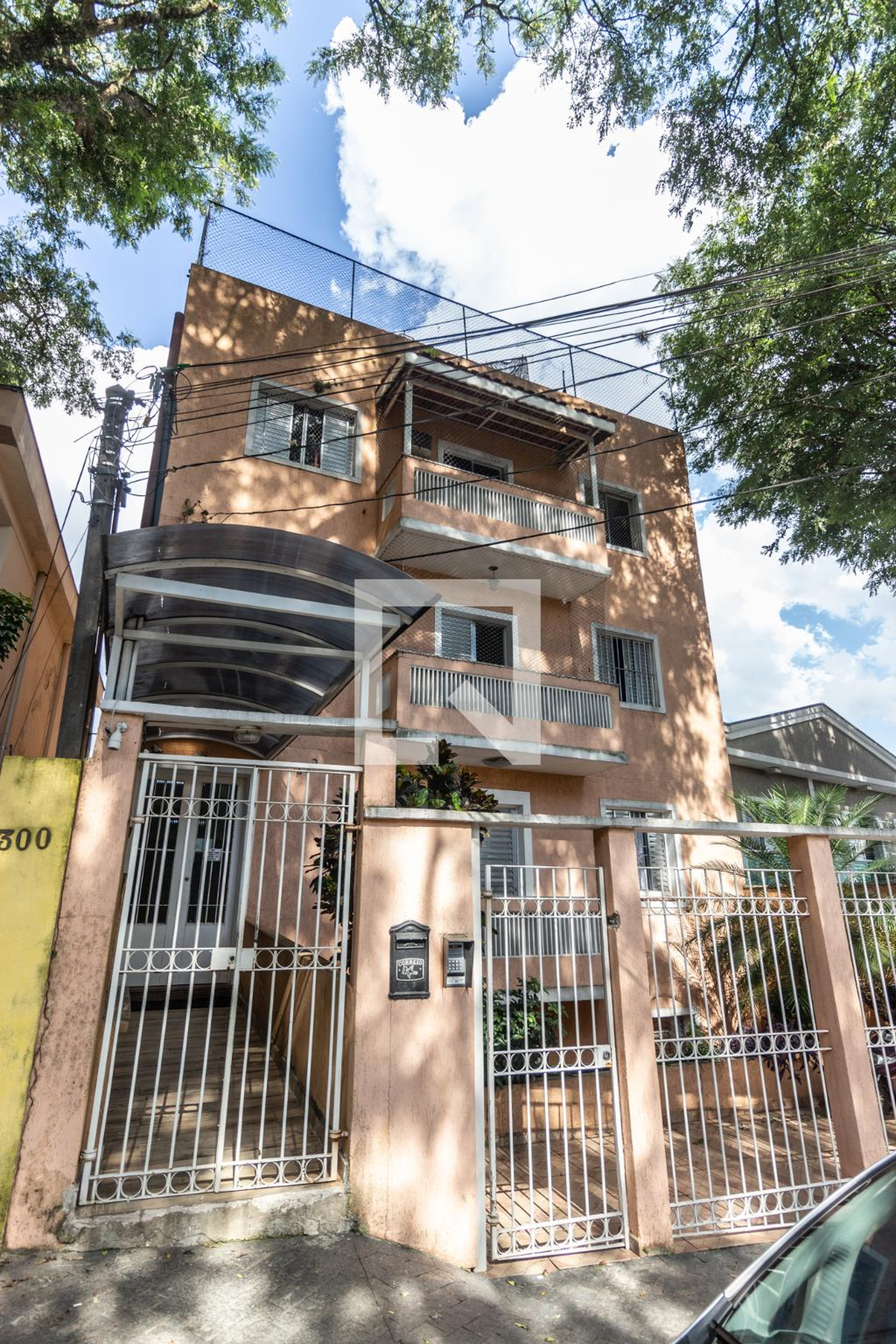 Fachada Condomínio em Rua Machado Pedrosa, 292