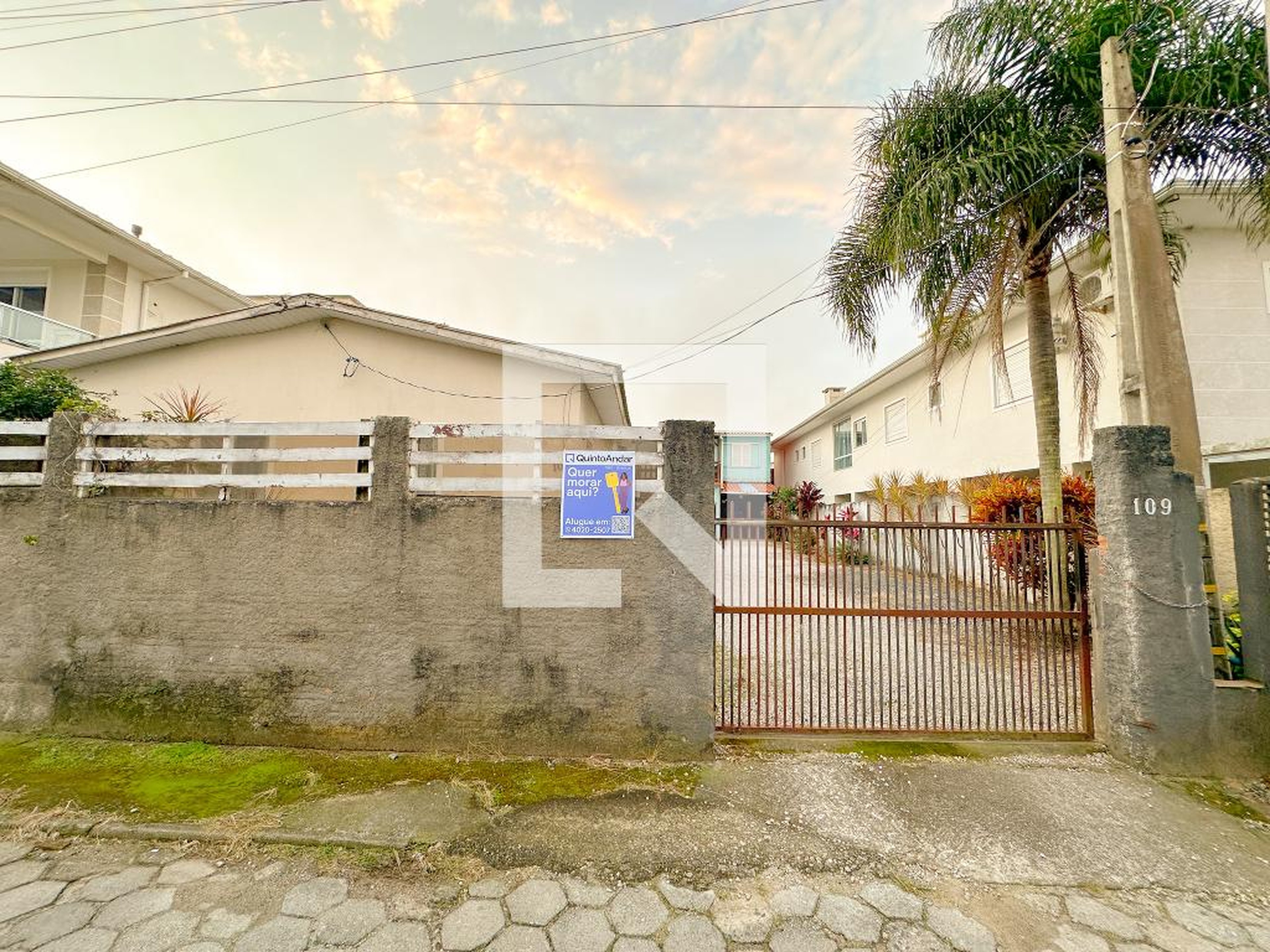 Fachada Condomínio em Servidão Cisne Real, 109