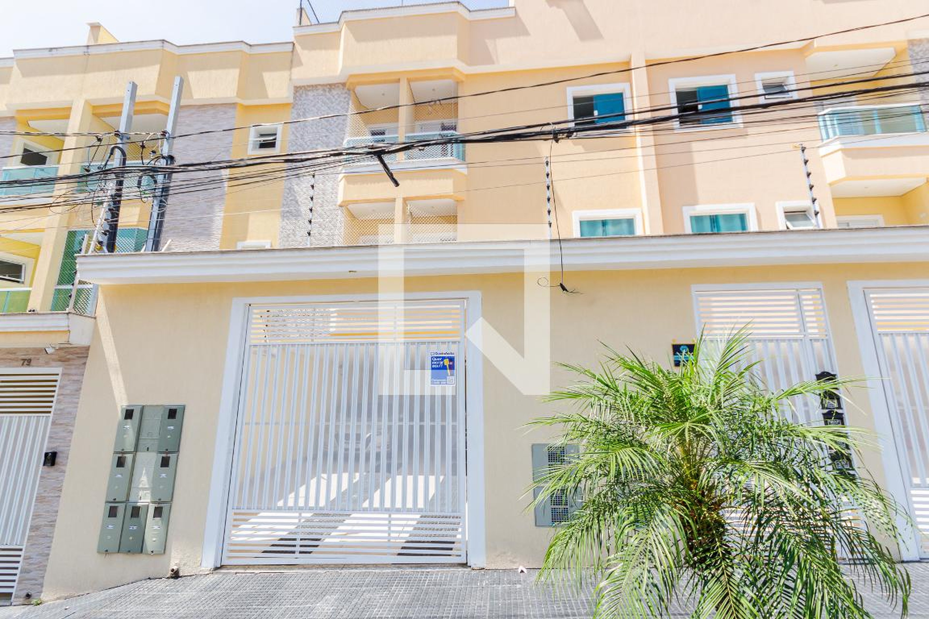 Fachada Condomínio em Rua das Jabuticabeiras, 95