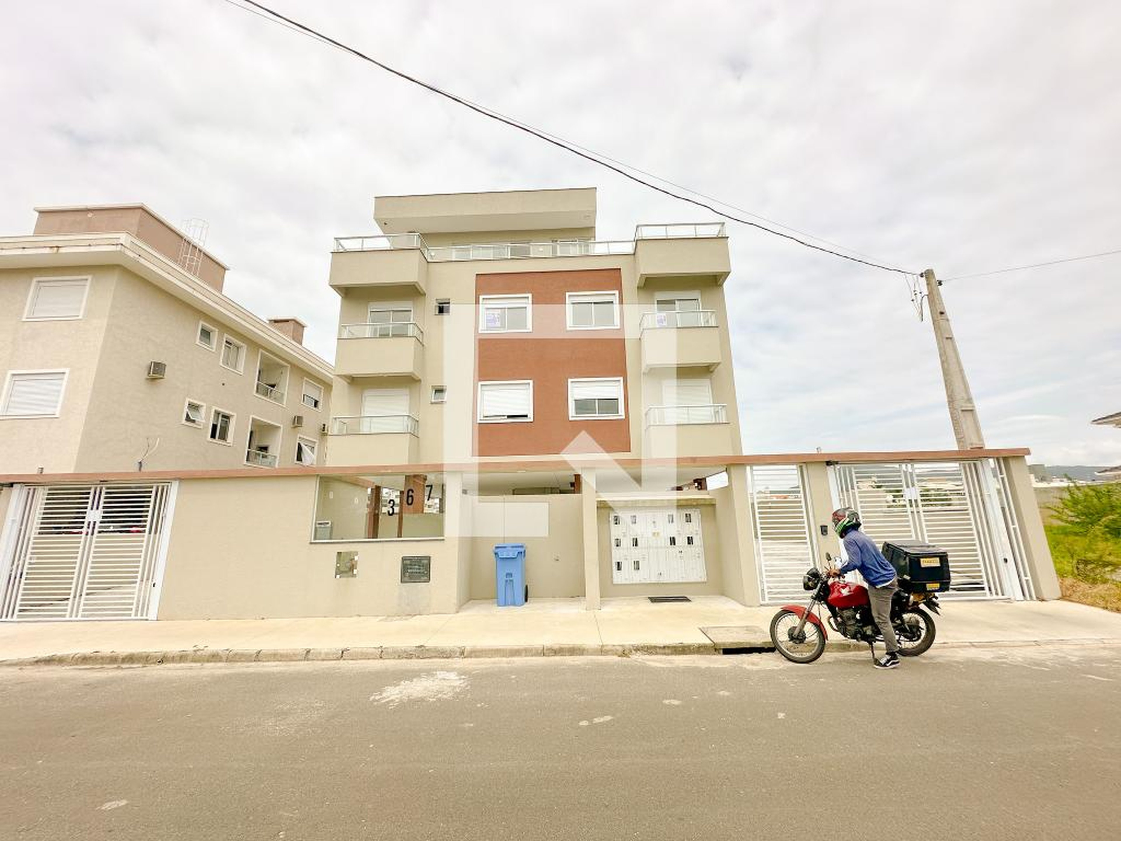 Fachada Condomínio em Rua Valmor della Giustina, 367