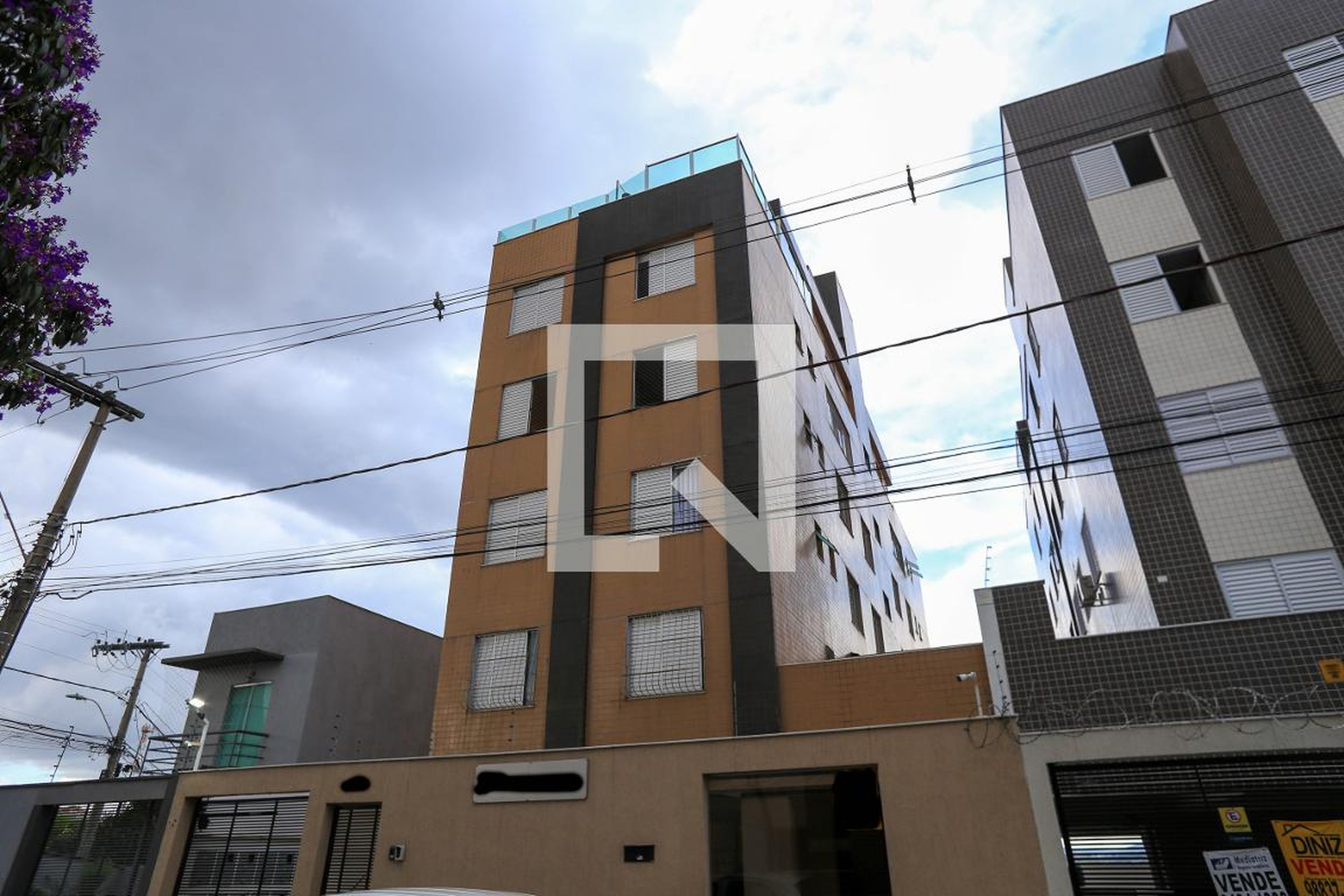 Fachada Condomínio em Rua Jornalista Lena Santos, 326