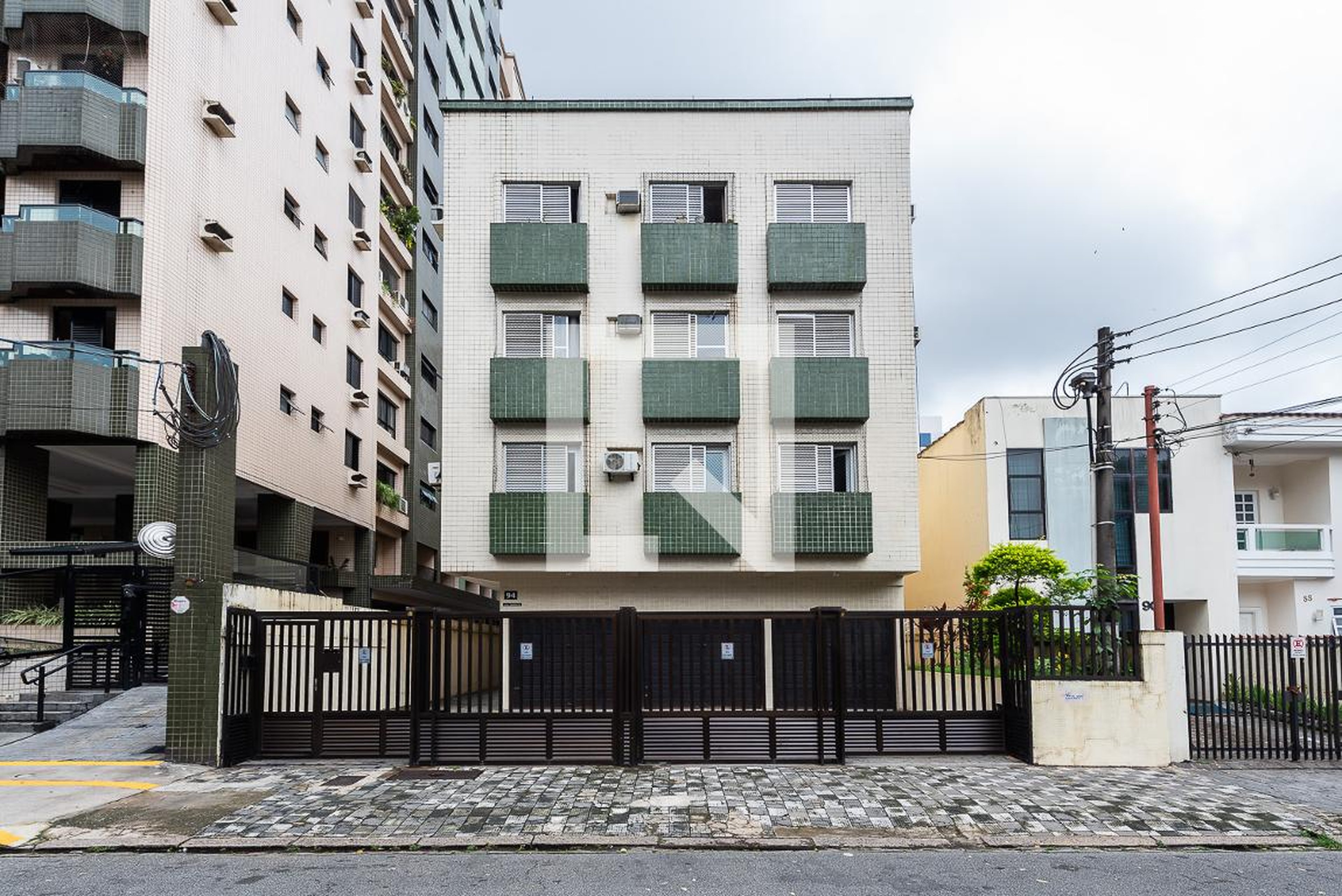 Fachada Condomínio em Rua Bahia, 94