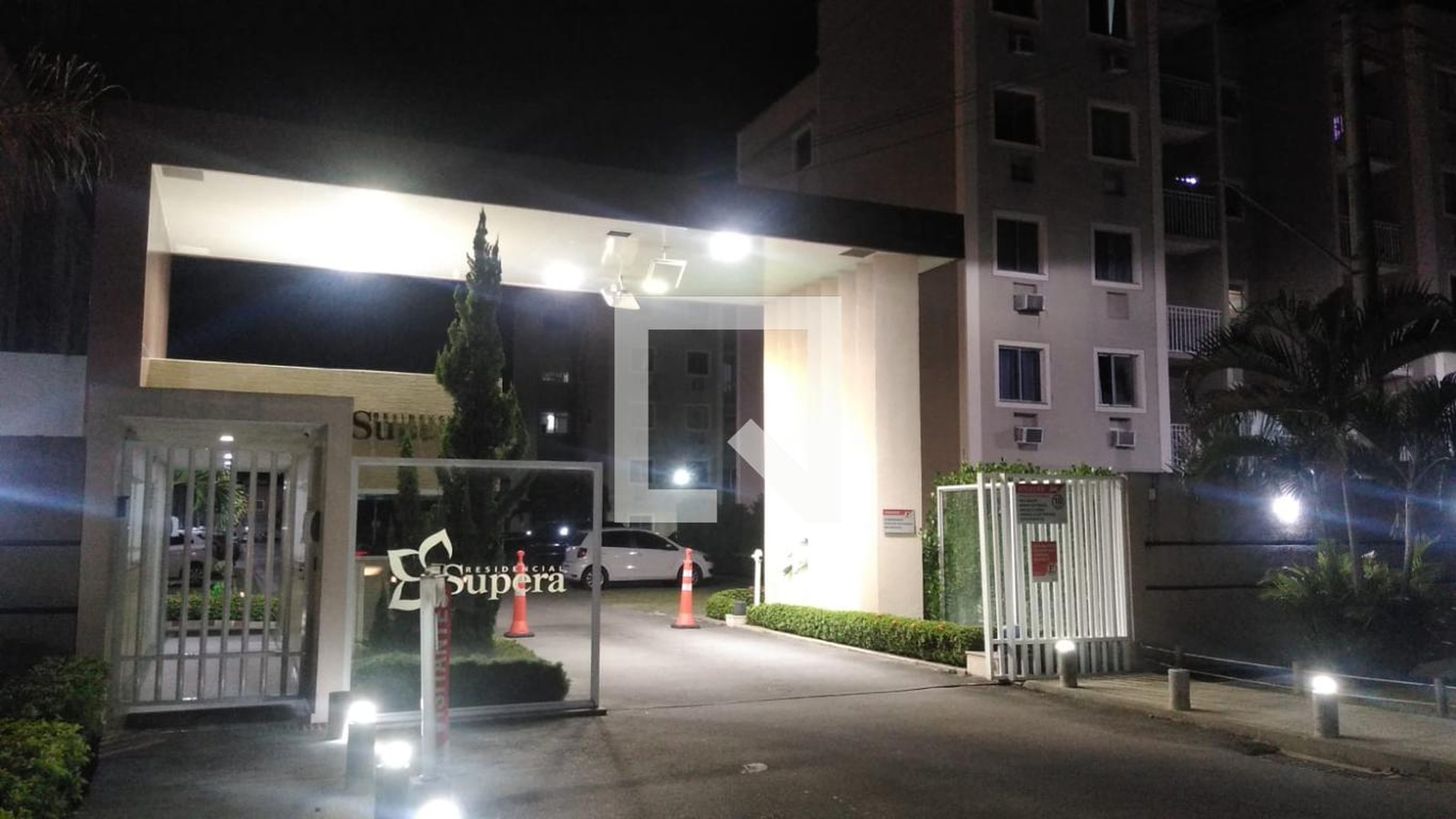 Fachada do condomínio Condomínio em Estrada da Cachamorra, 155