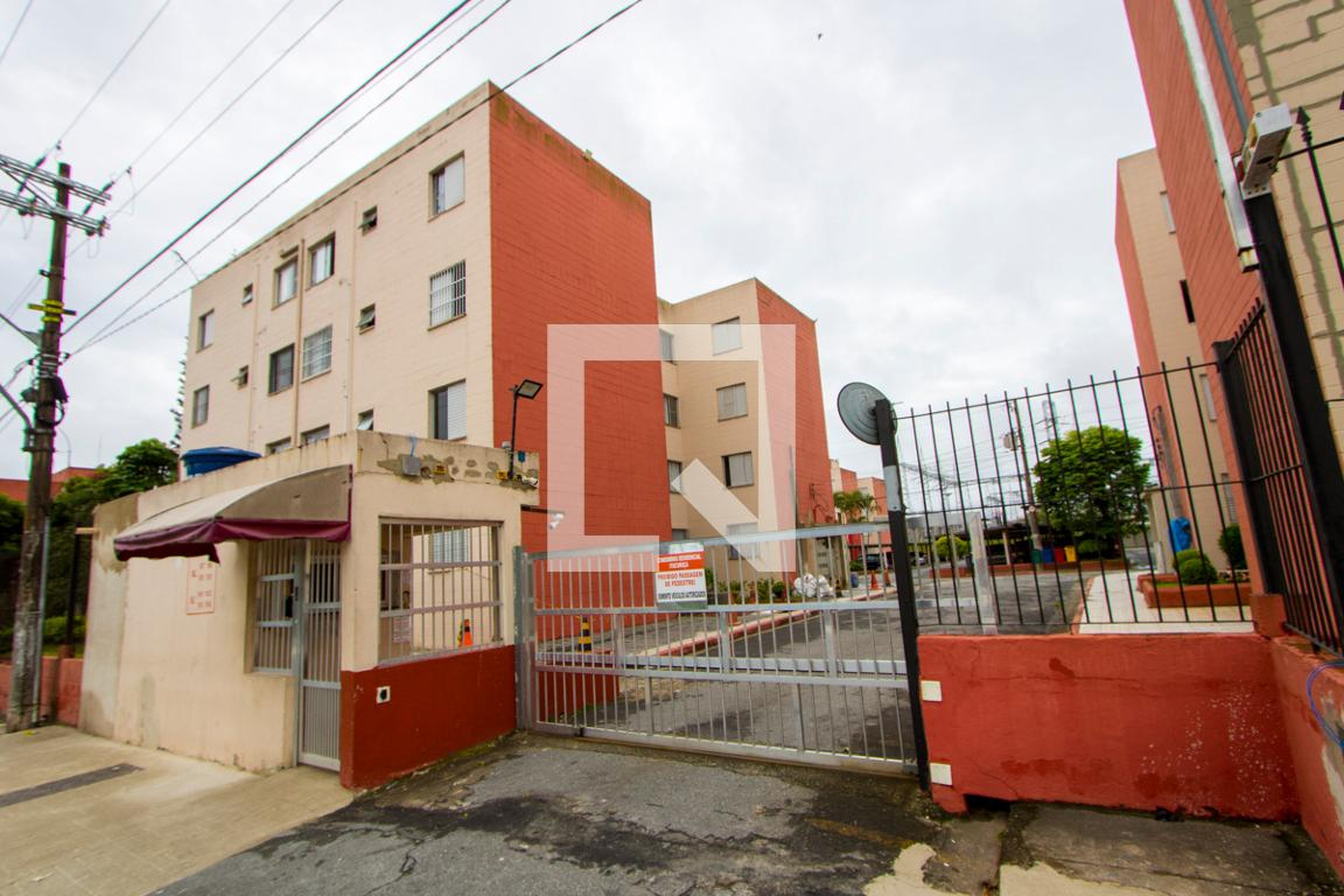 Fachada do condomínio Condomínio em Rua Doutor Nelo Rosate, 421