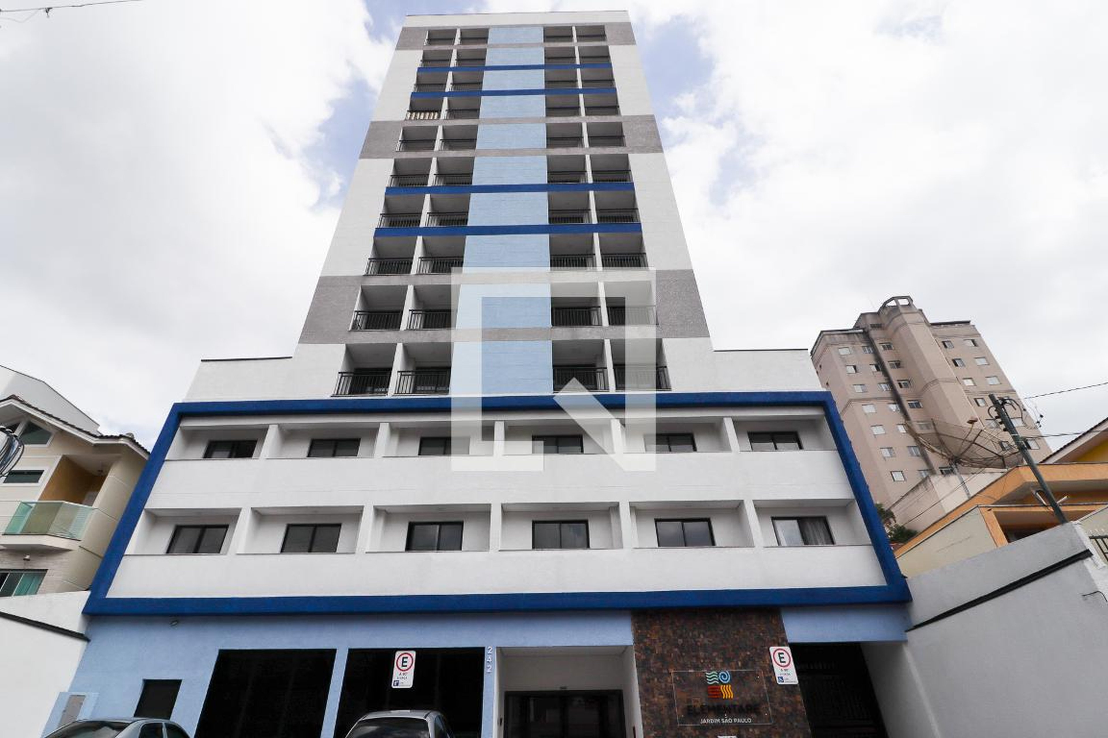 Fachada Condomínio em Rua Antônio Berna Clemente, 42