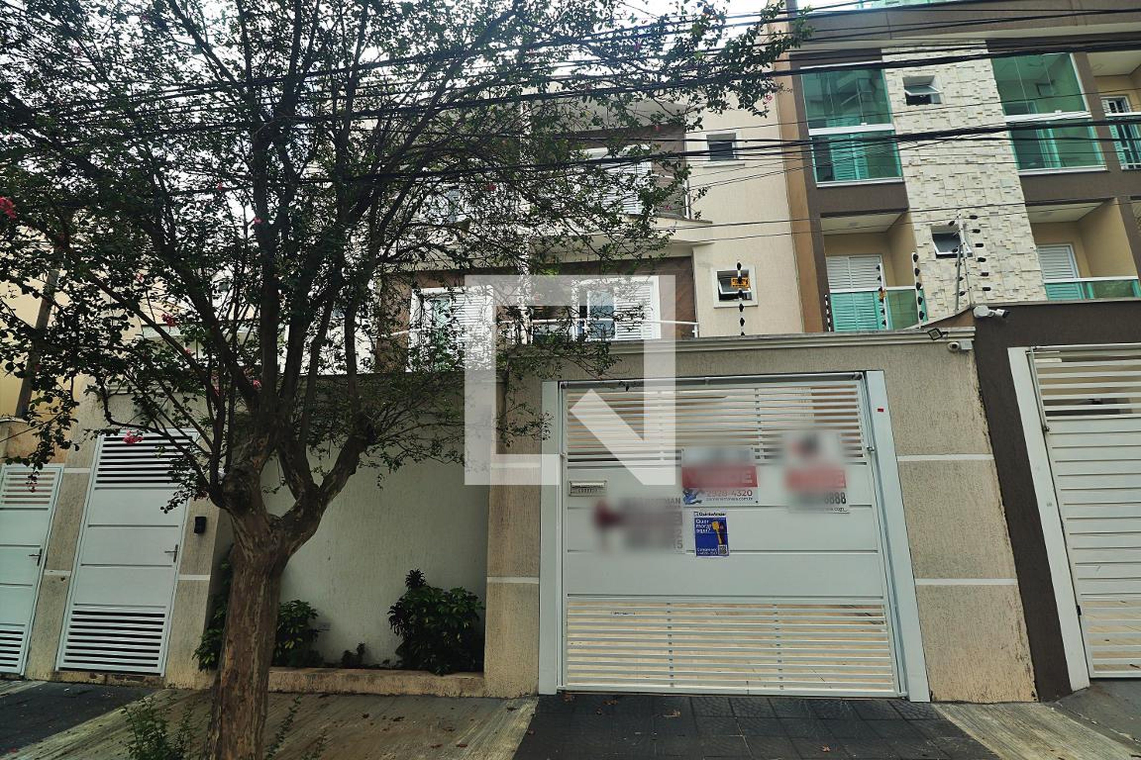 Fachada Condomínio em Rua Vitória Régia, 756