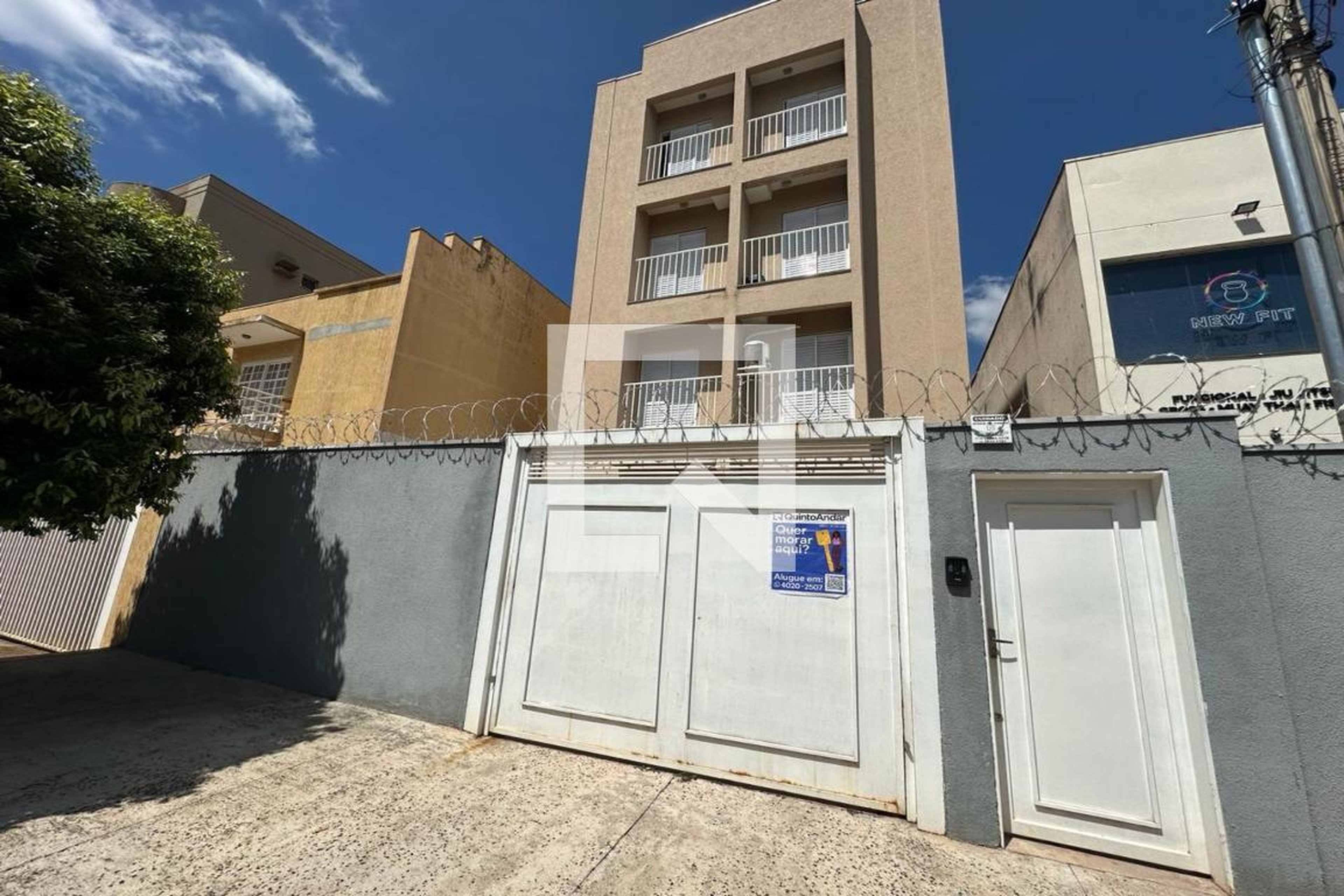 Fachada Condomínio em Rua Antônio Deloiágono, 130