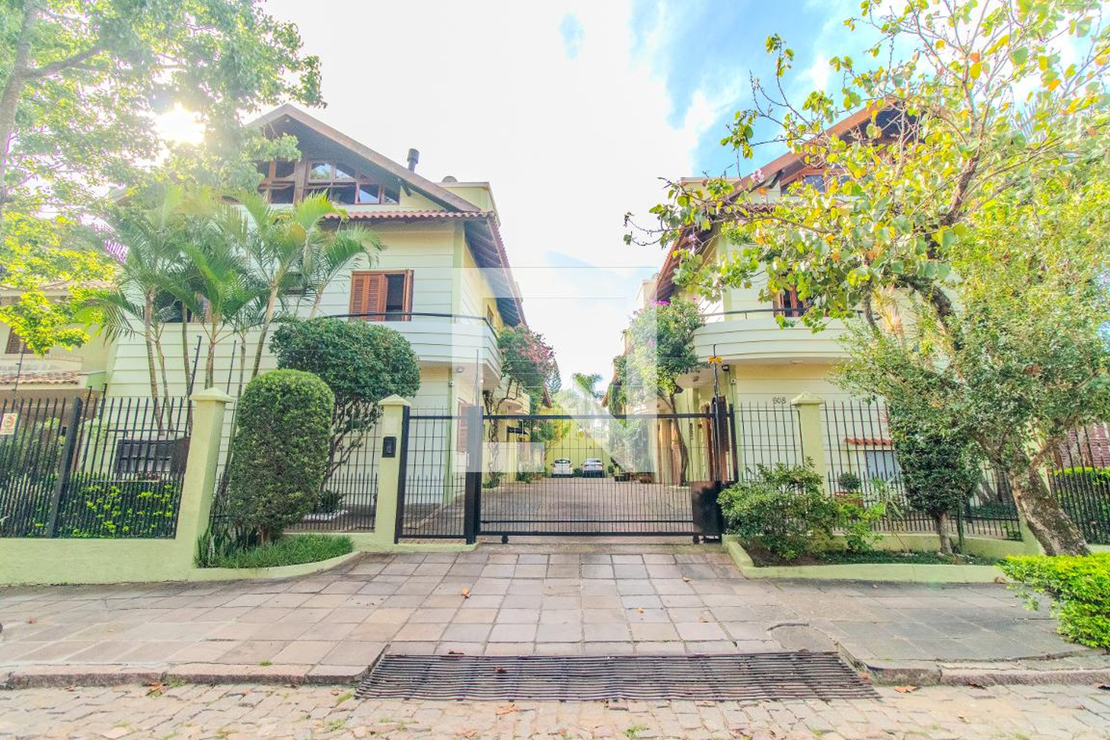 Fachada Condomínio em Rua Engenheiro Coelho Parreira, 608