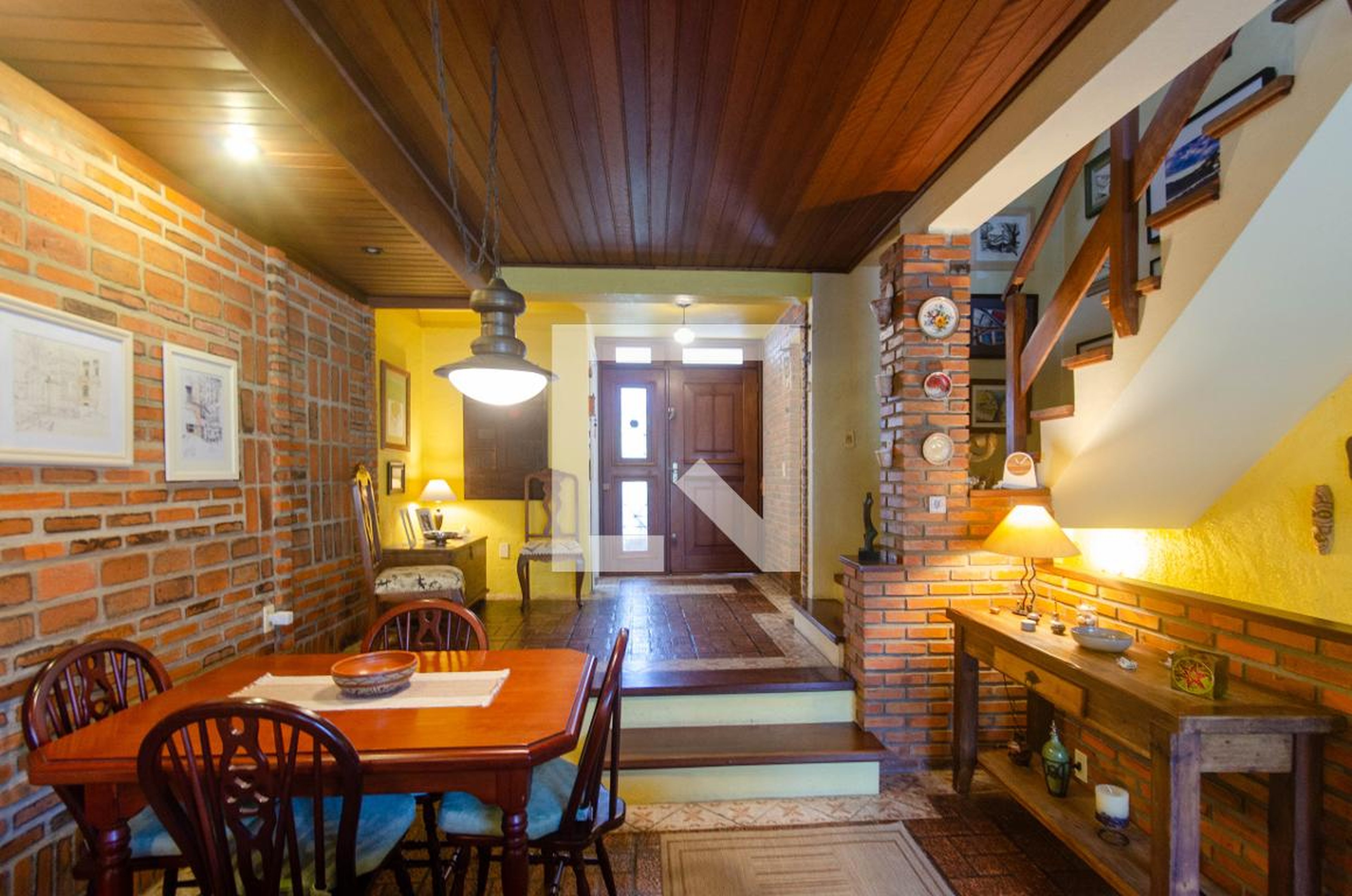 Hall de Entrada Condomínio em Rua Padre João Batista Reus, 1700